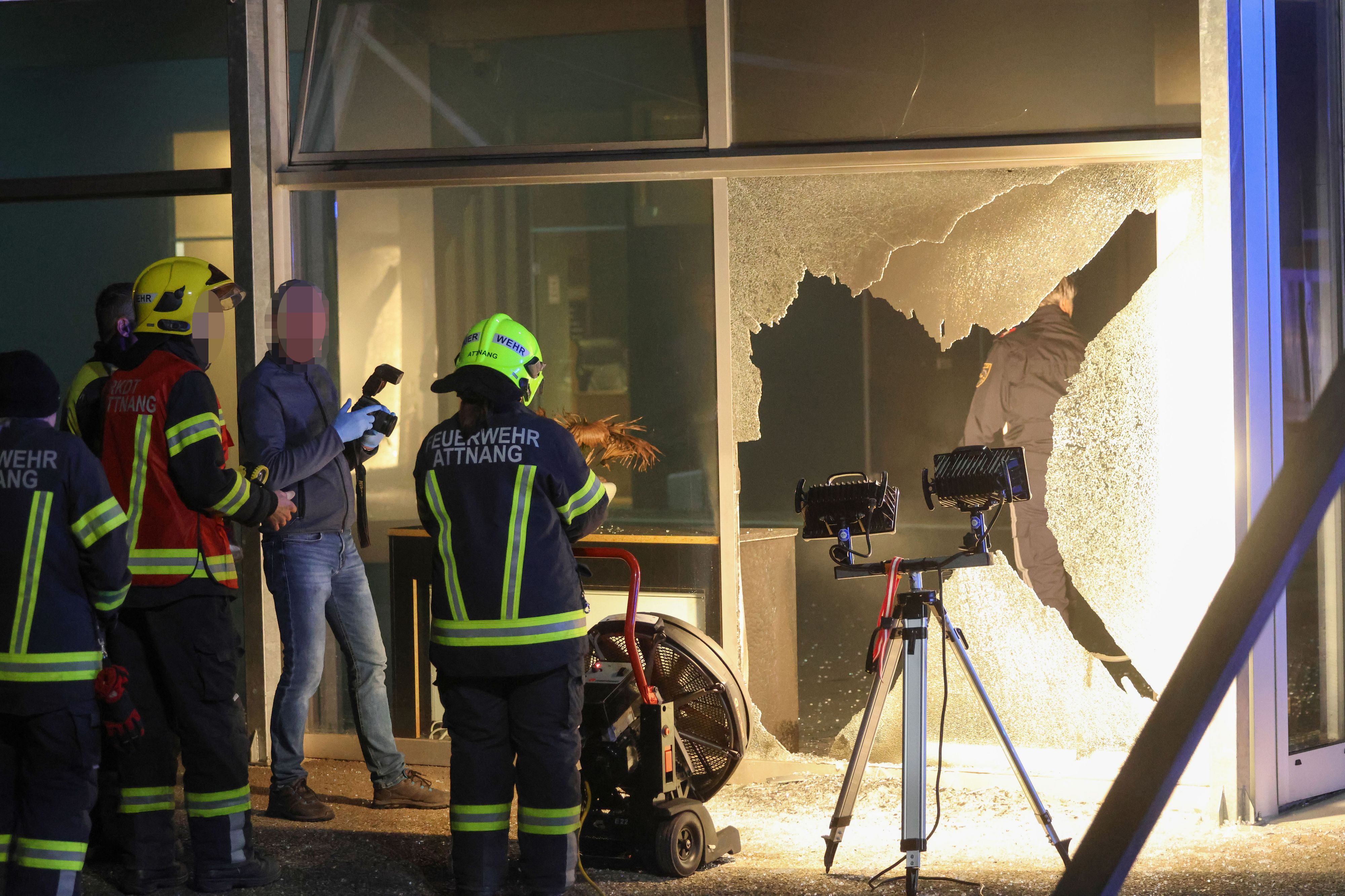 Der Verdächtige (24) schlug laut Polizei die Scheibe ein und setzte das Autohaus dann in Brand.