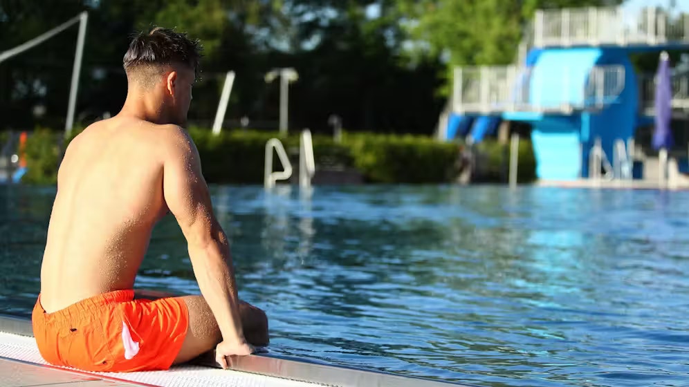 Heute.at - Schwimmbad wirft Mann wegen knielanger Badehose raus