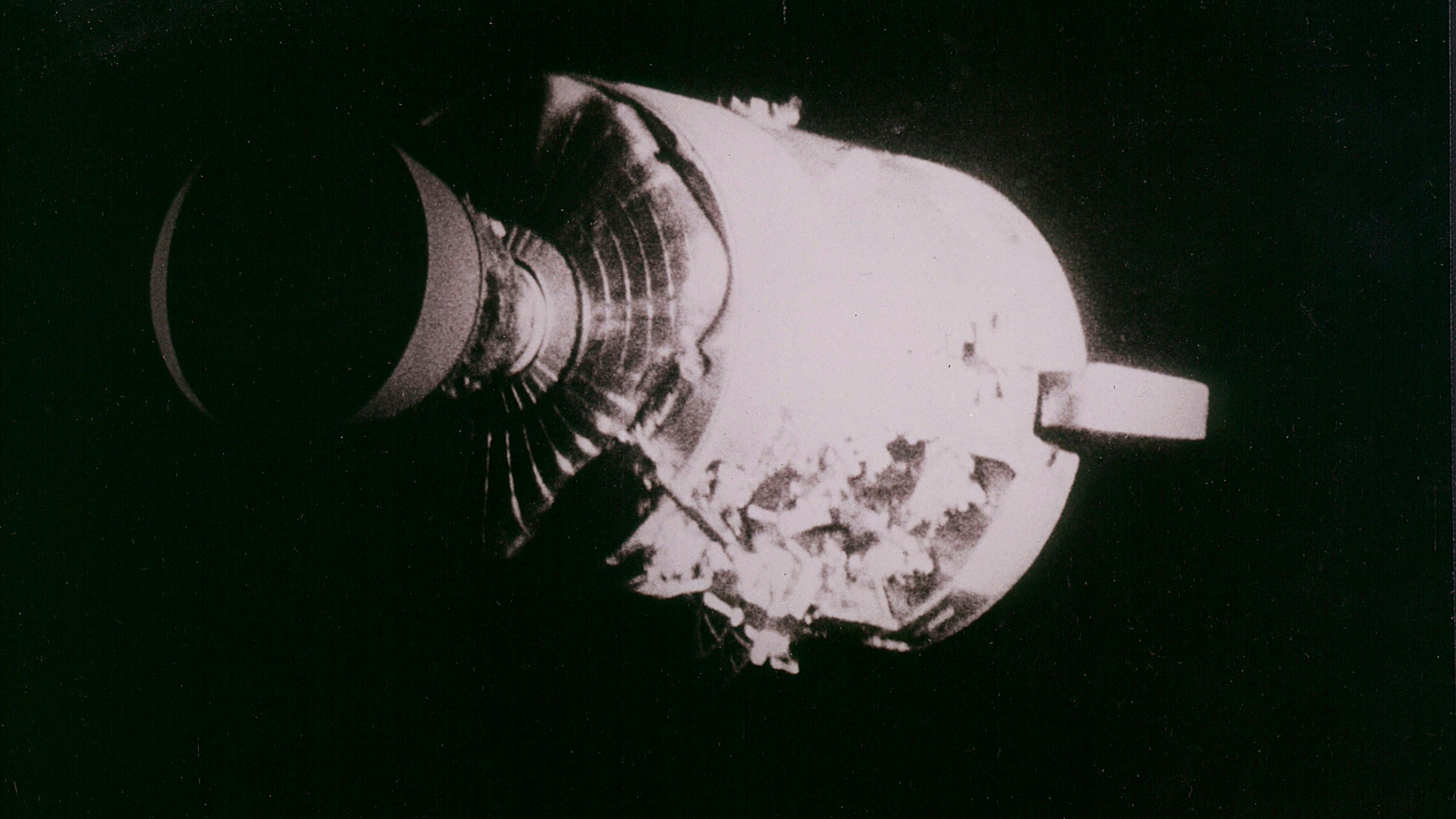 Das schwer beschädigte Service-Modul von Apollo 13 im All, 1970.