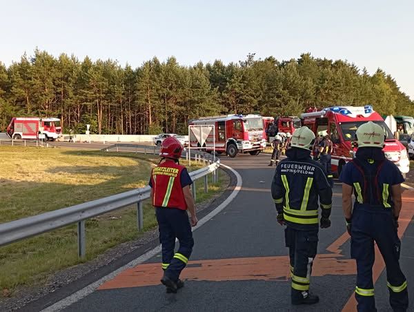 Bei dem Unfall wurden drei Personen verletzt.
