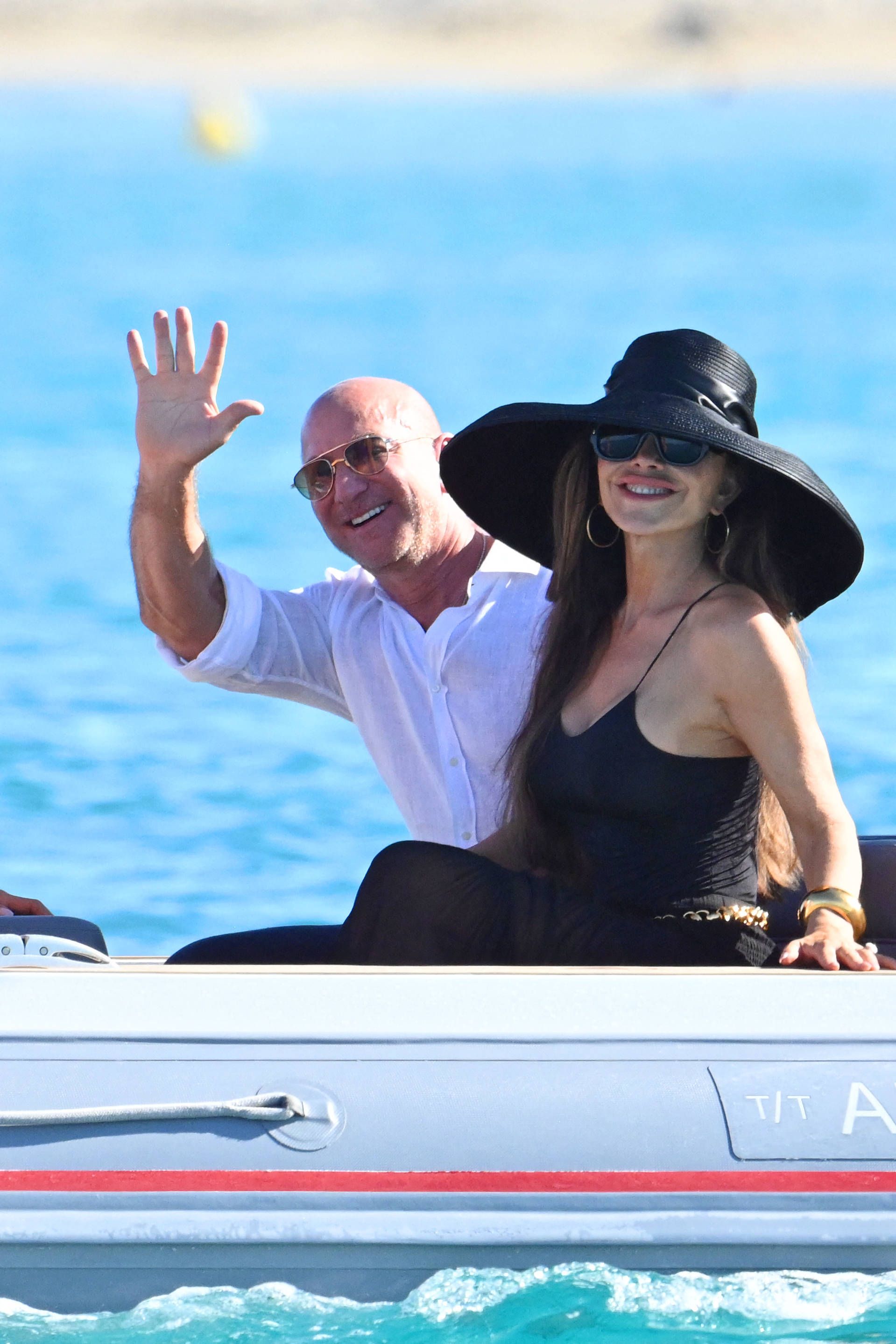 Jeff Bezos und Lauren Sánchez gönnen sich sommerliche Momente und reichlich Luxus auf Reisen.