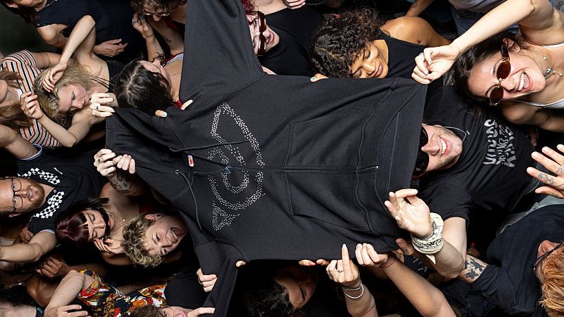 Post trifft Rapper: Die Sommerpostler können sich über stylishe Hoodies freuen.