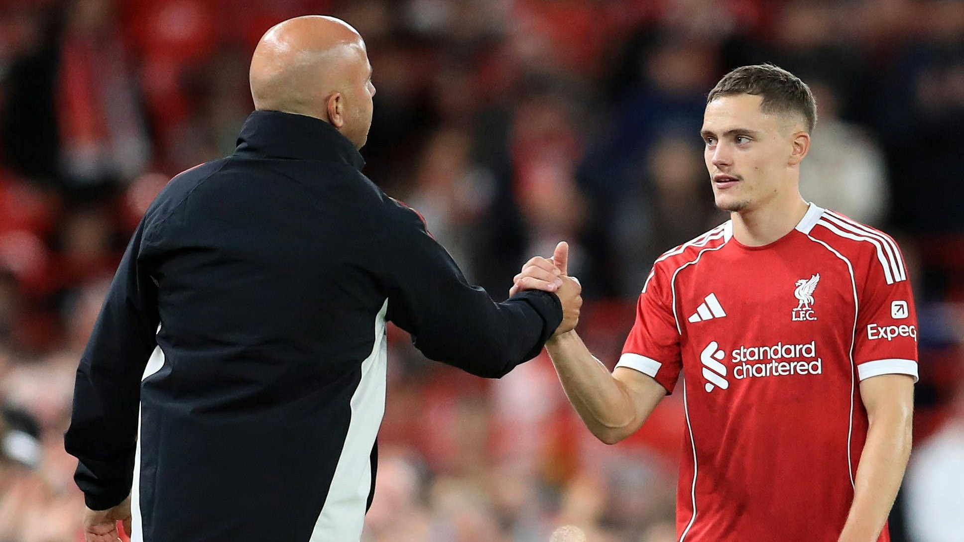 Florian Wirtz mit Trainer Arne Slot. 