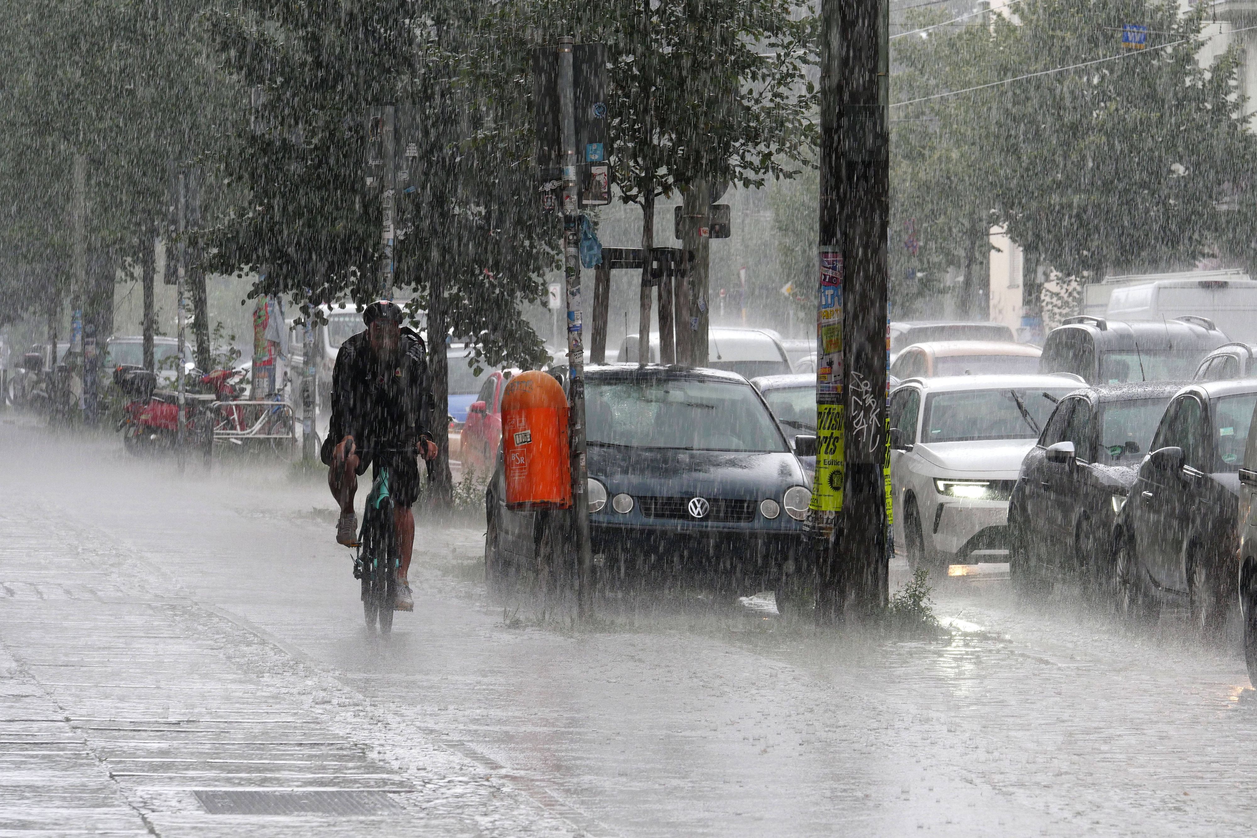 In Österreich kann es am Samstag stellenweise richtig nass werden.