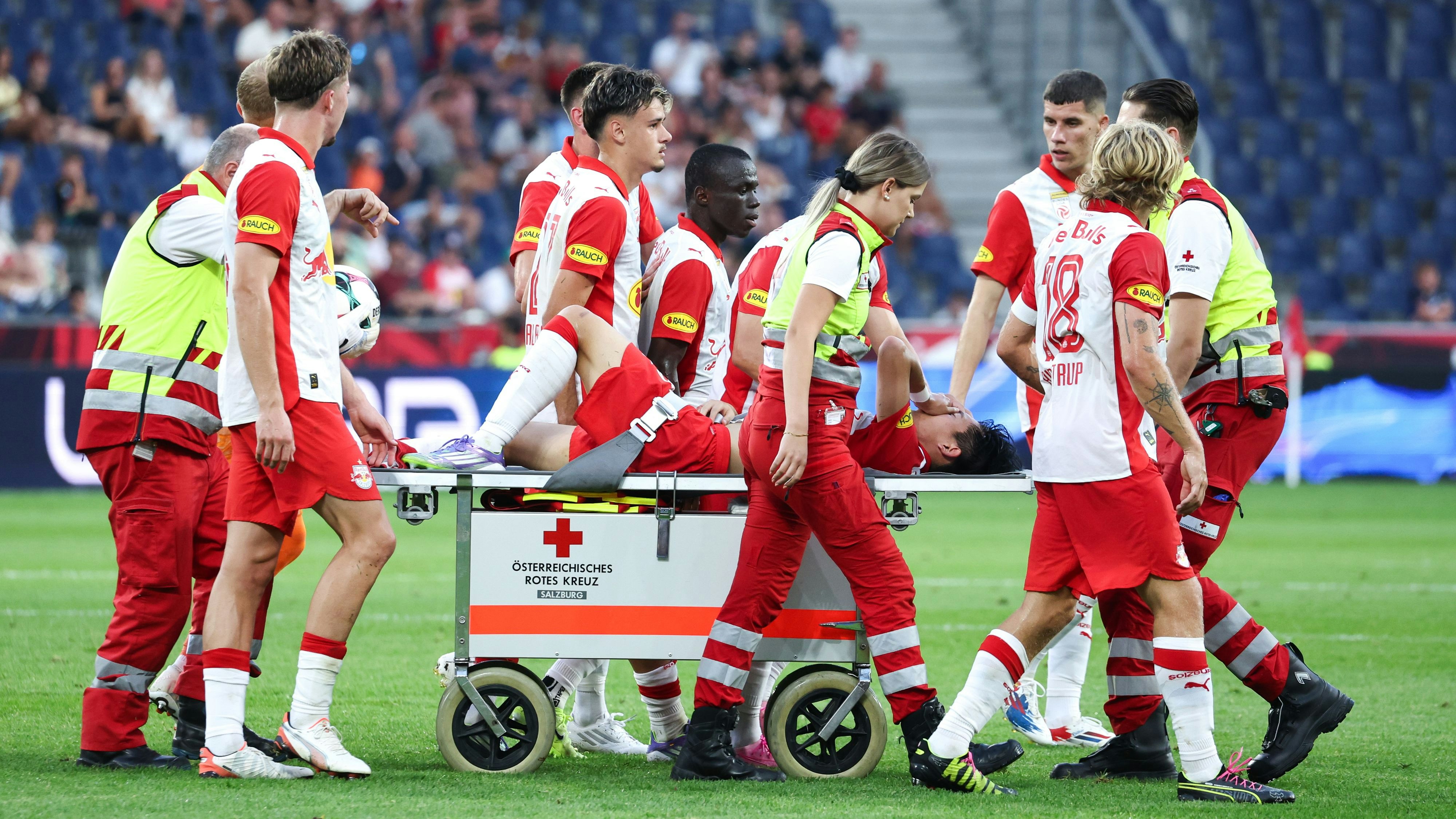 Heute.at - Diagnose da! Salzburgs Kitano fällt nach Rot-Foul aus