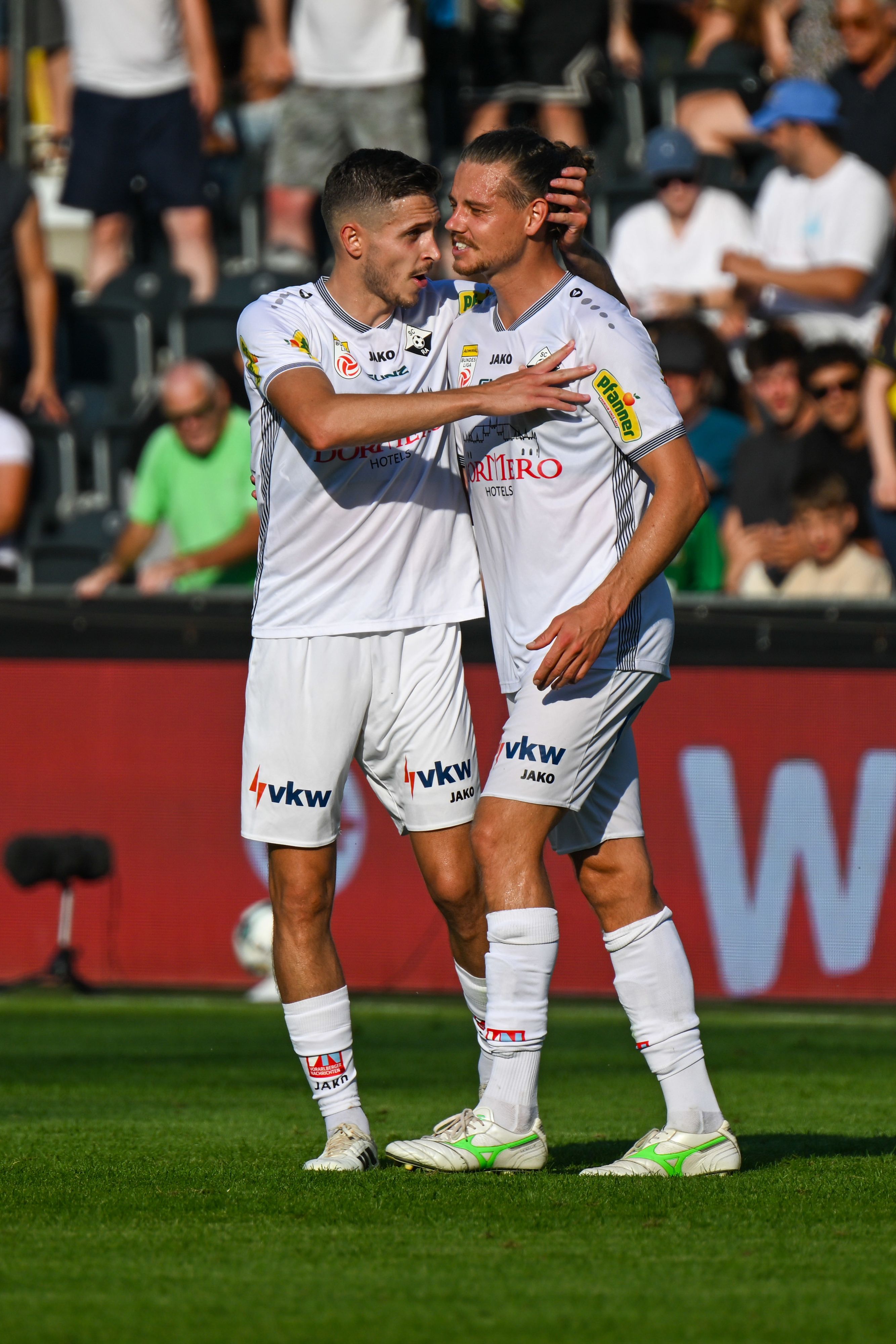 Ingolitsch jubelt mit Torschütze Greil (r.).