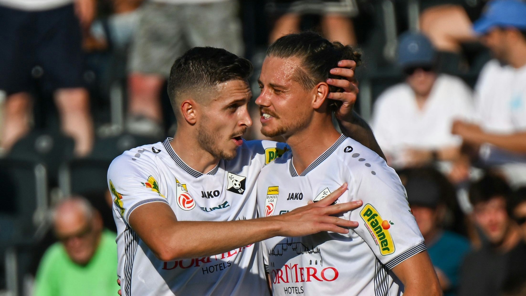 Ingolitsch jubelt mit Torschütze Greil (r.).