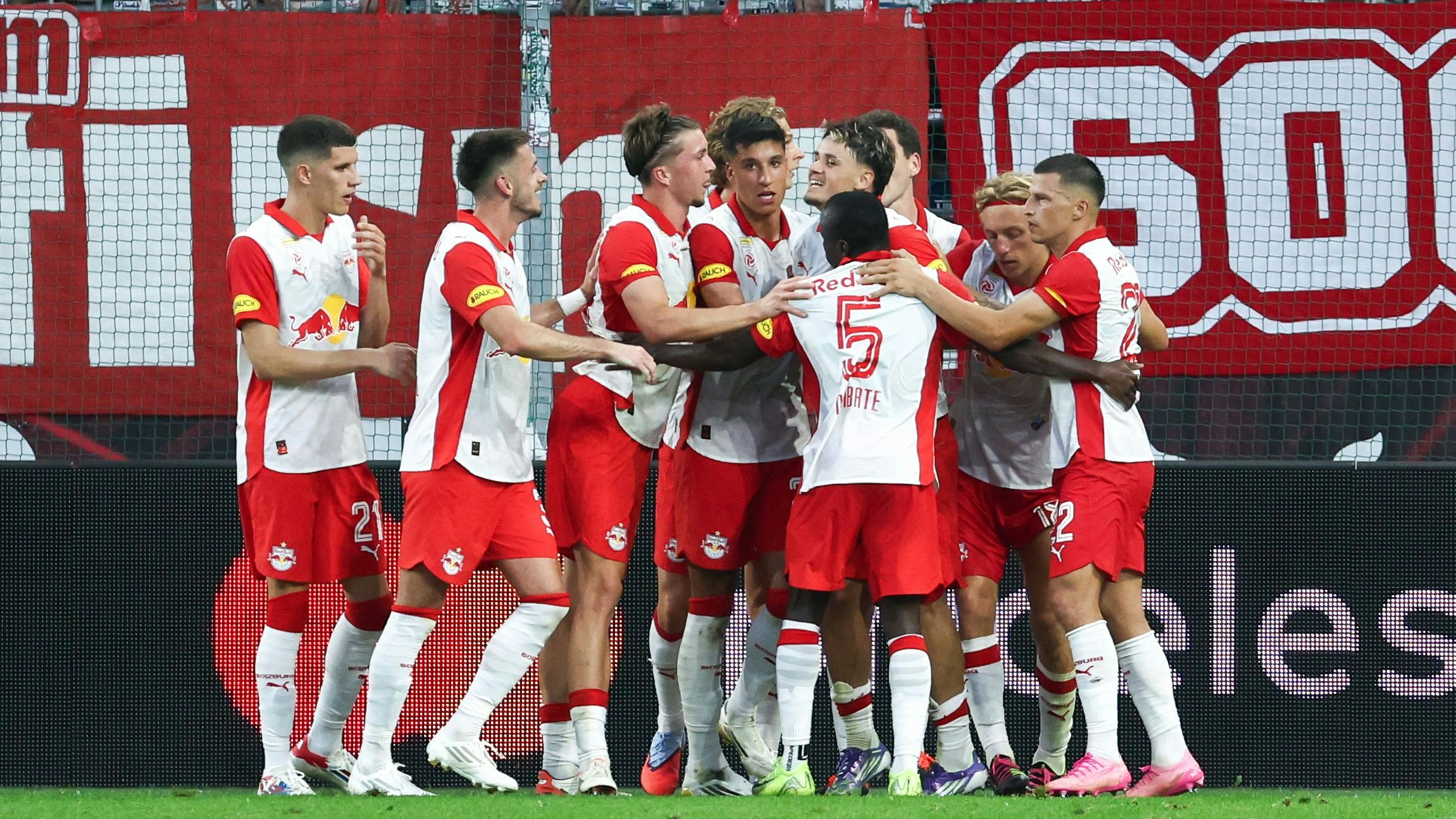 Alajbegovic wird von seinen Salzburger Kollegen bejubelt.