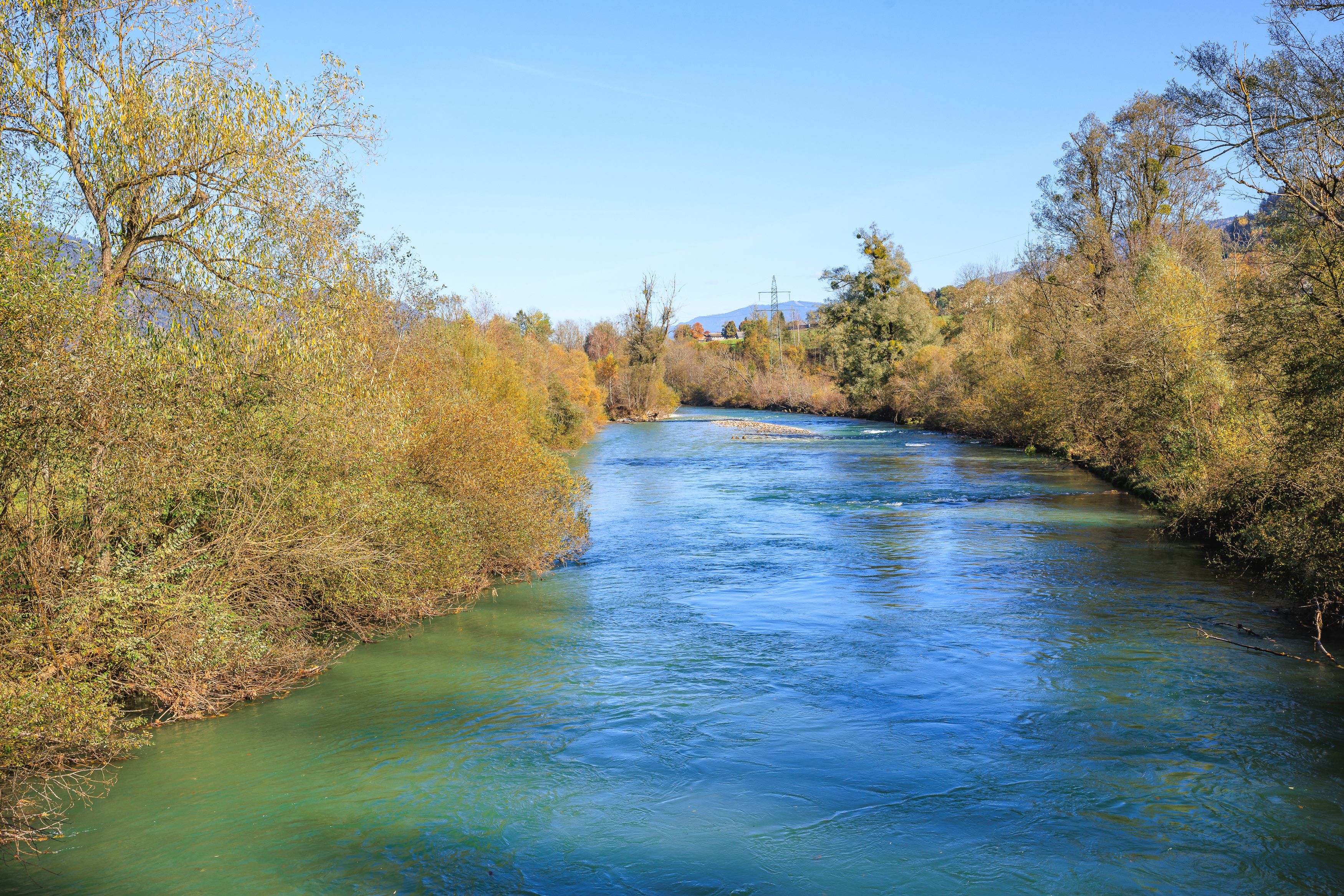 Die Passagiere konnten sich am Boot festklammern. (Symbolbild)