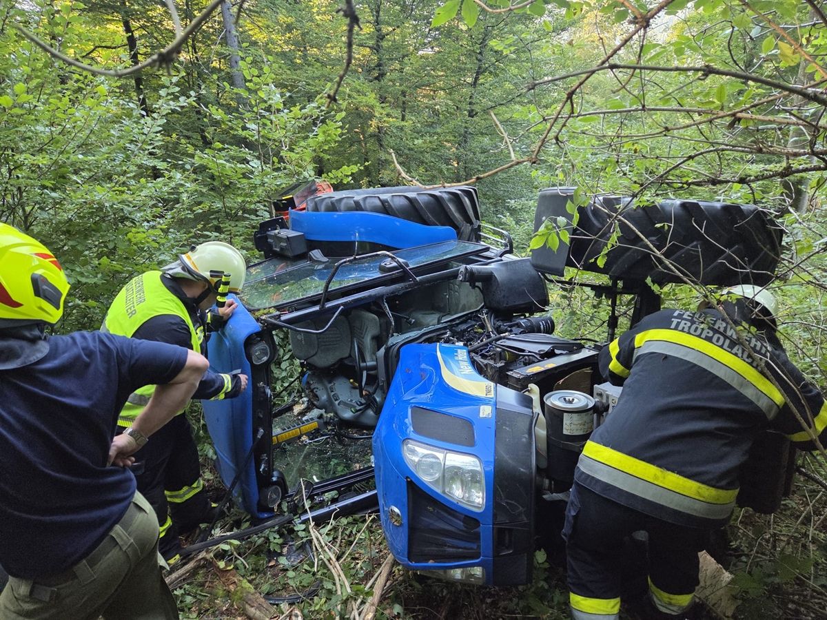 Der Mann stürzte mit seinem Traktor mehrere Meter über eine Böschung ab.