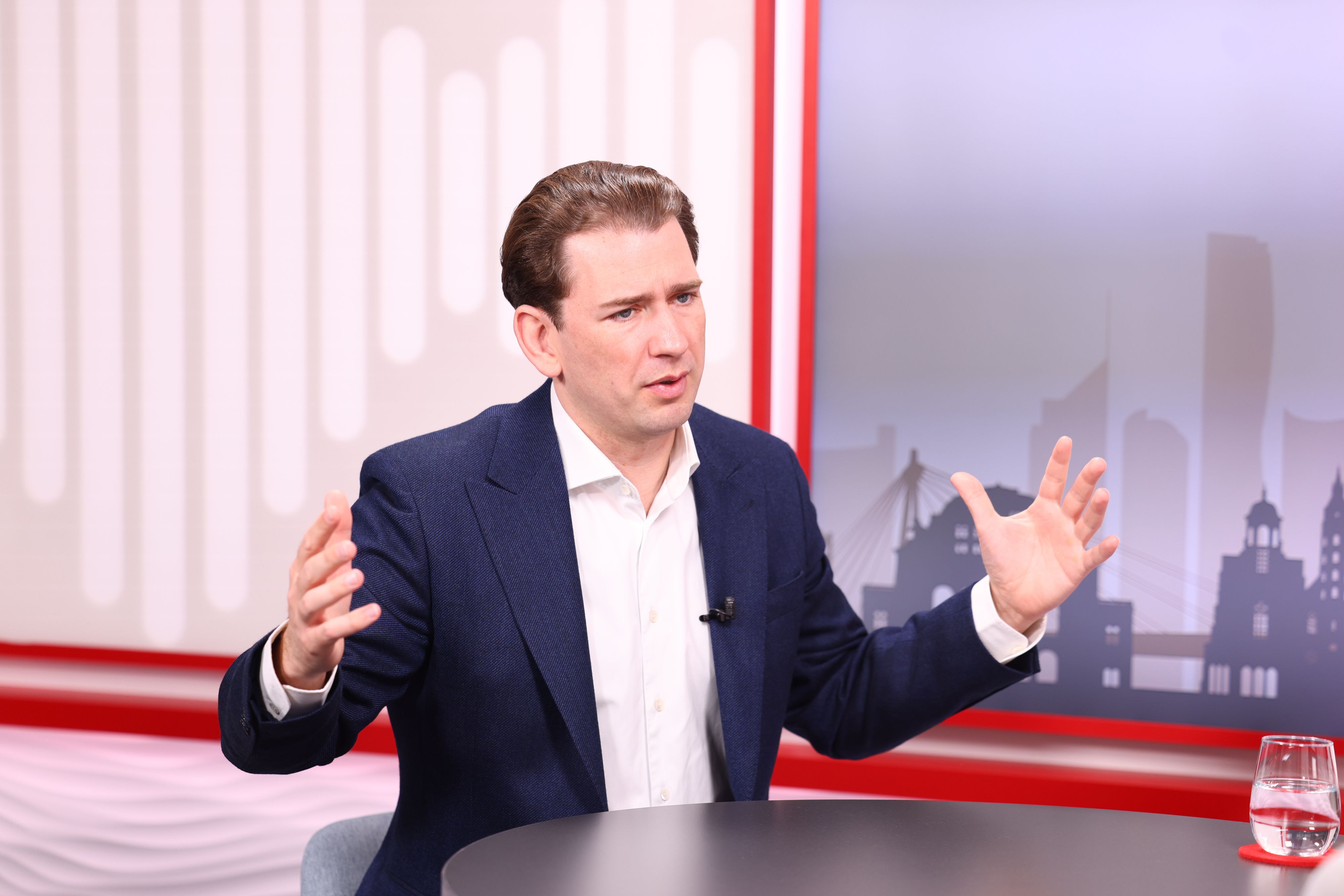 Ex-Bundeskanzler Sebastian Kurz spricht in einem Interview über die Flüchtlingskrise vor zehn Jahren.