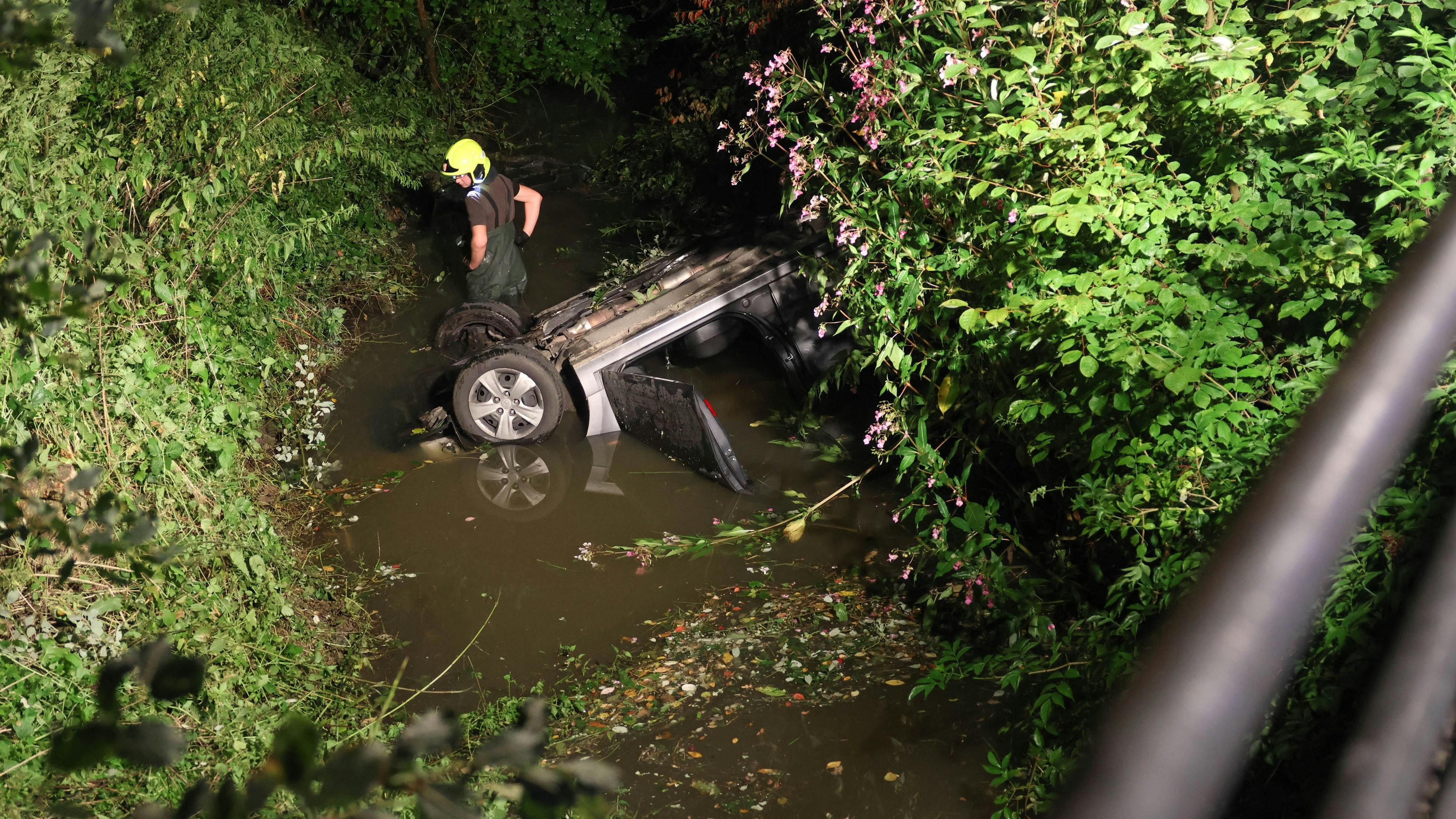 Heute.at - Auto nach Crash mit Taxibus in Stillbach überschlagen