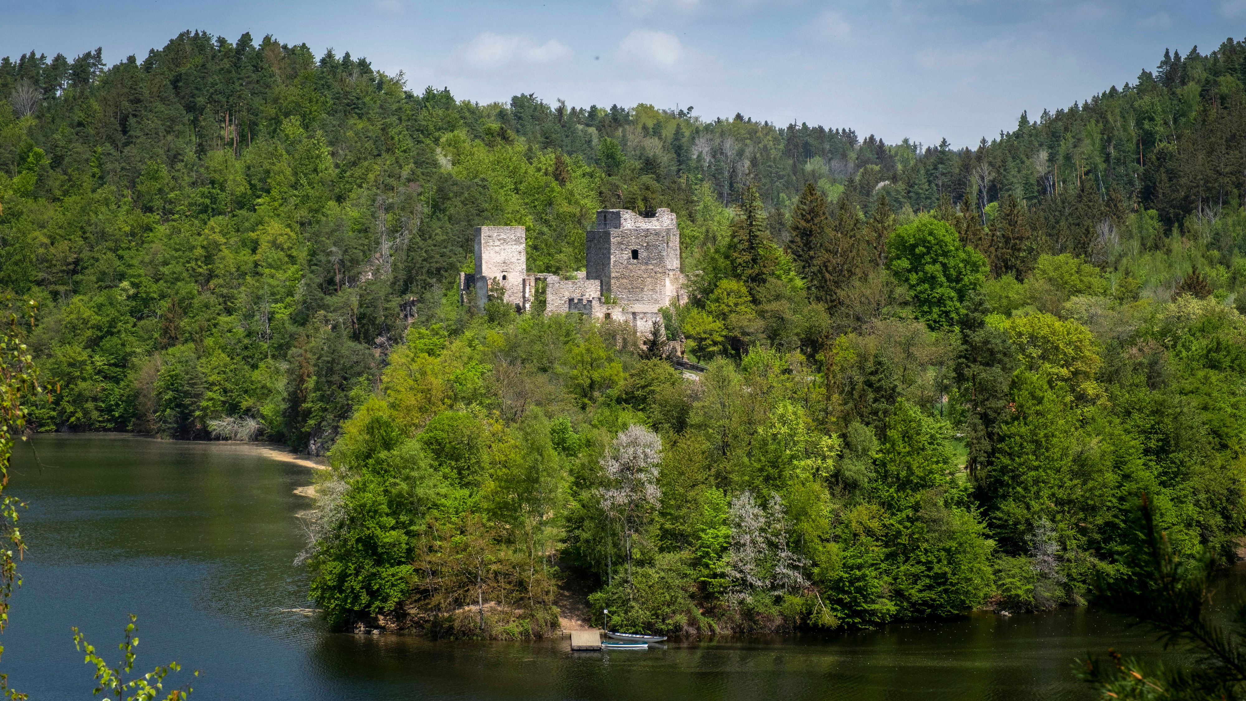 Burgruine Dobra in der Kamptal-Region am gleichnamigen Stausee Dobra, Niederösterreich.