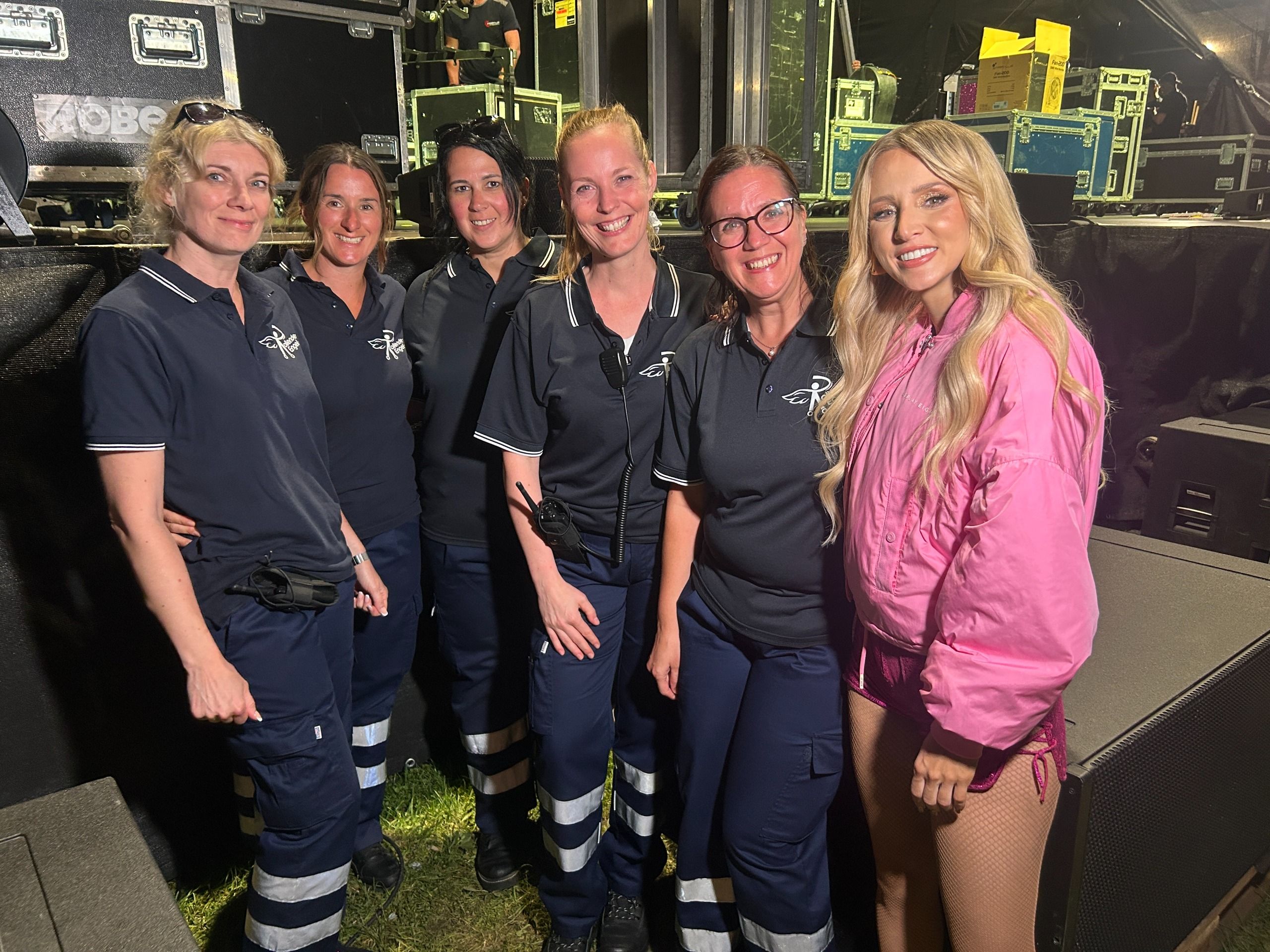 Die Helferinnen und Helfer des Vereins mit Schlagerstar Melissa Naschenweng