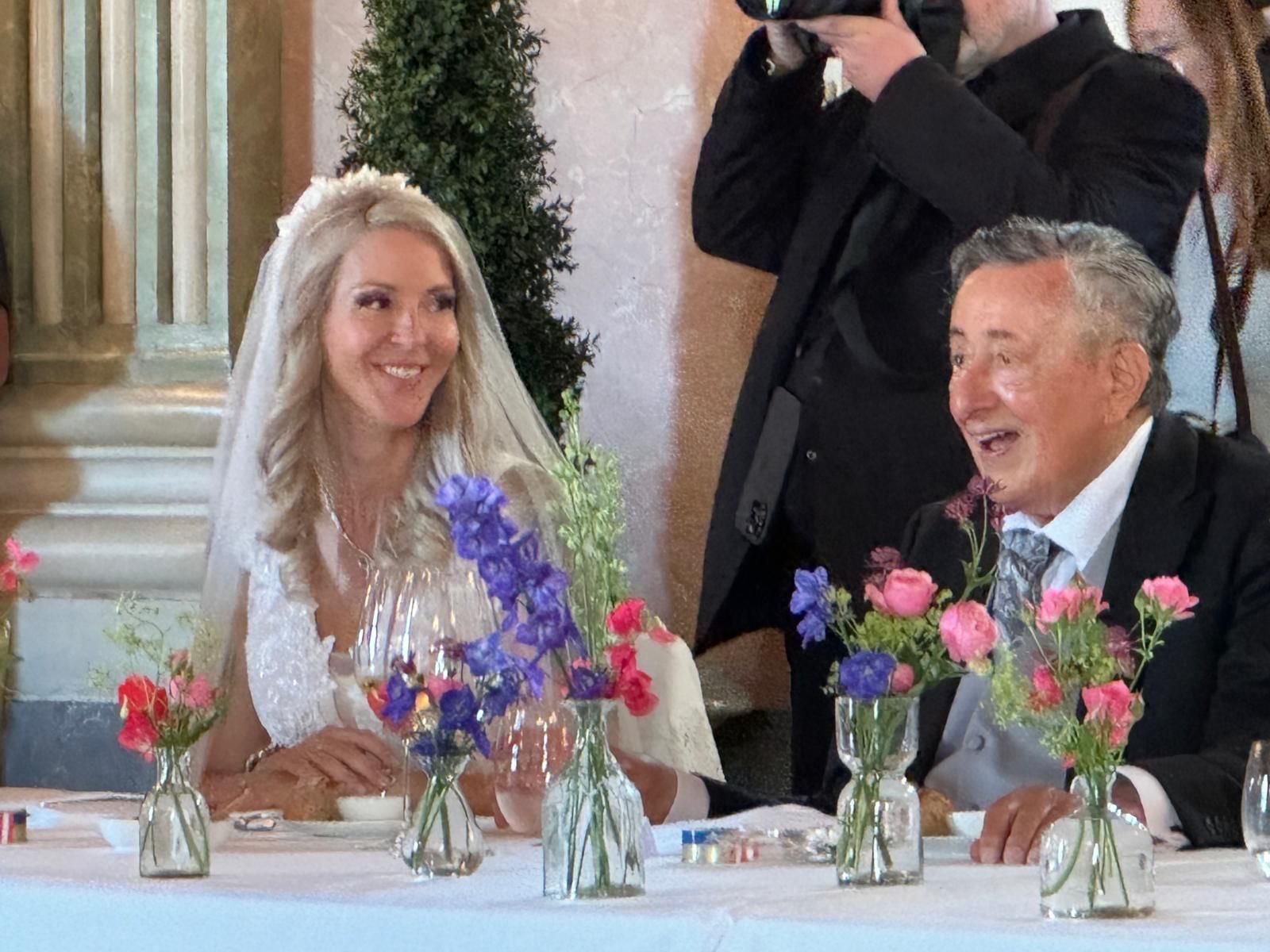 Simone zeigt eines ihrer Lieblingsfotos von sich und ihrem verstorbenen Mann Richard Lugner