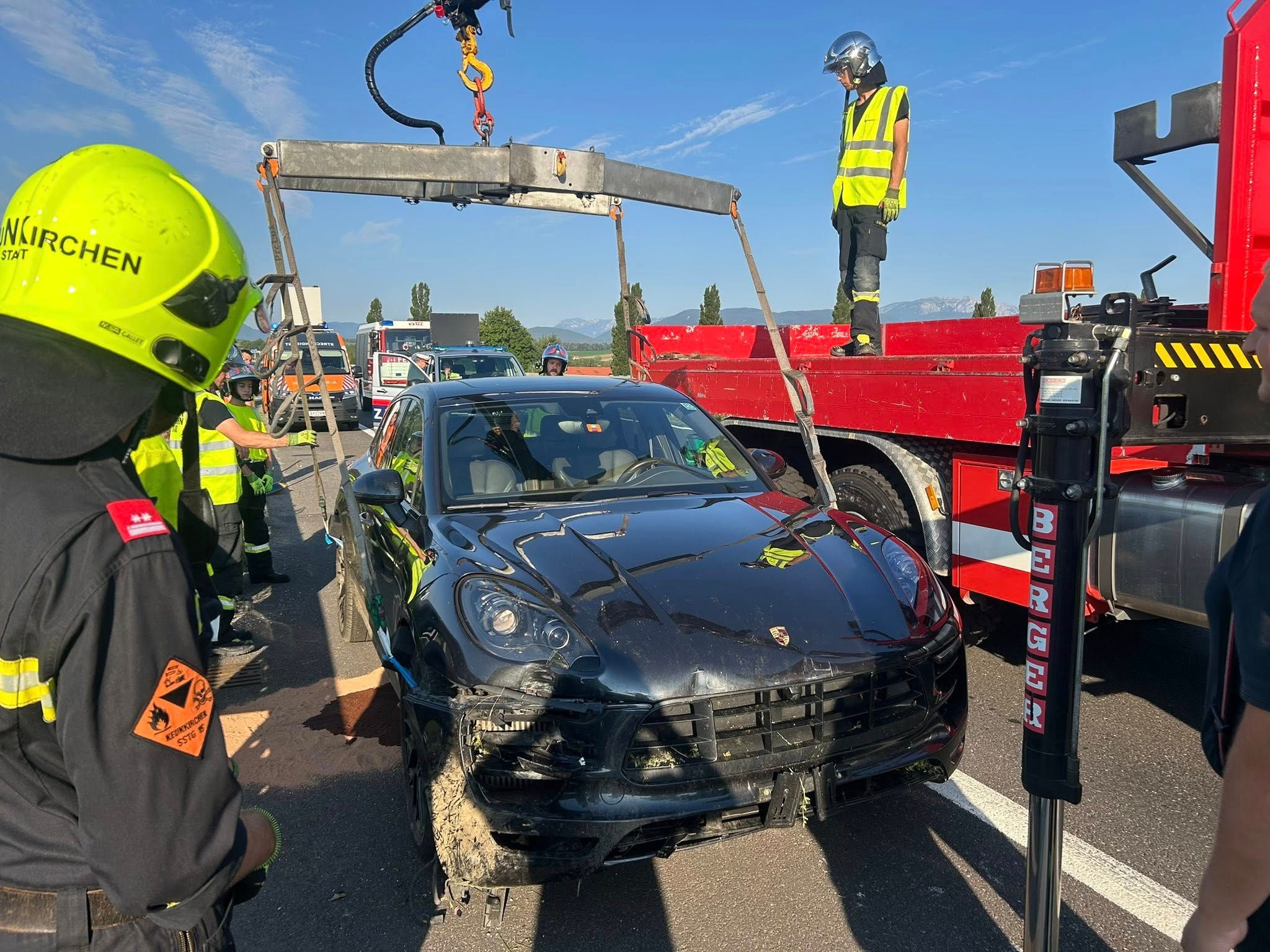 Dieser Porsche wurde am Samstag verlassen am Pannenstreifen entdeckt.
