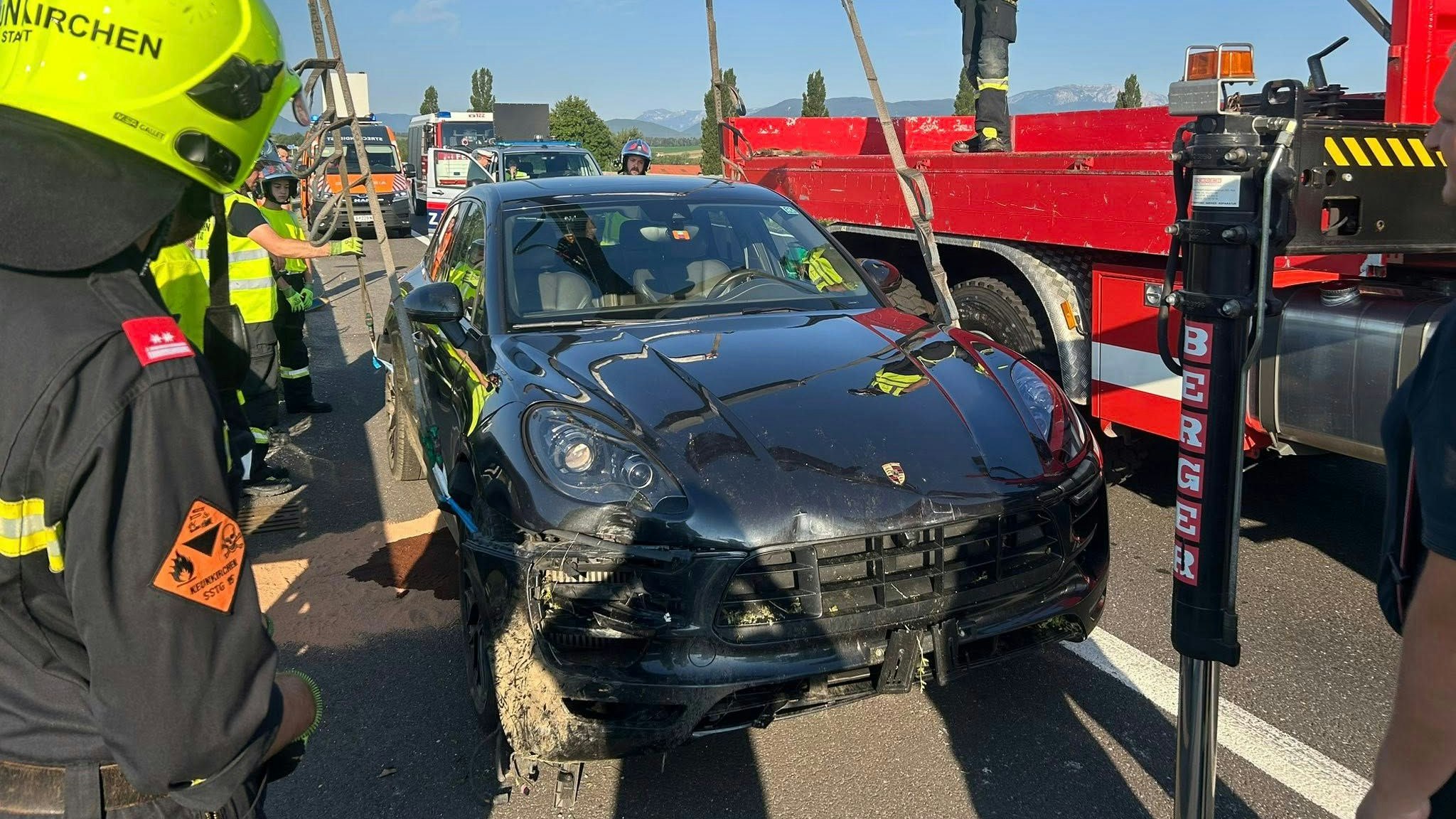 Dieser Porsche wurde am Samstag verlassen am Pannenstreifen entdeckt.