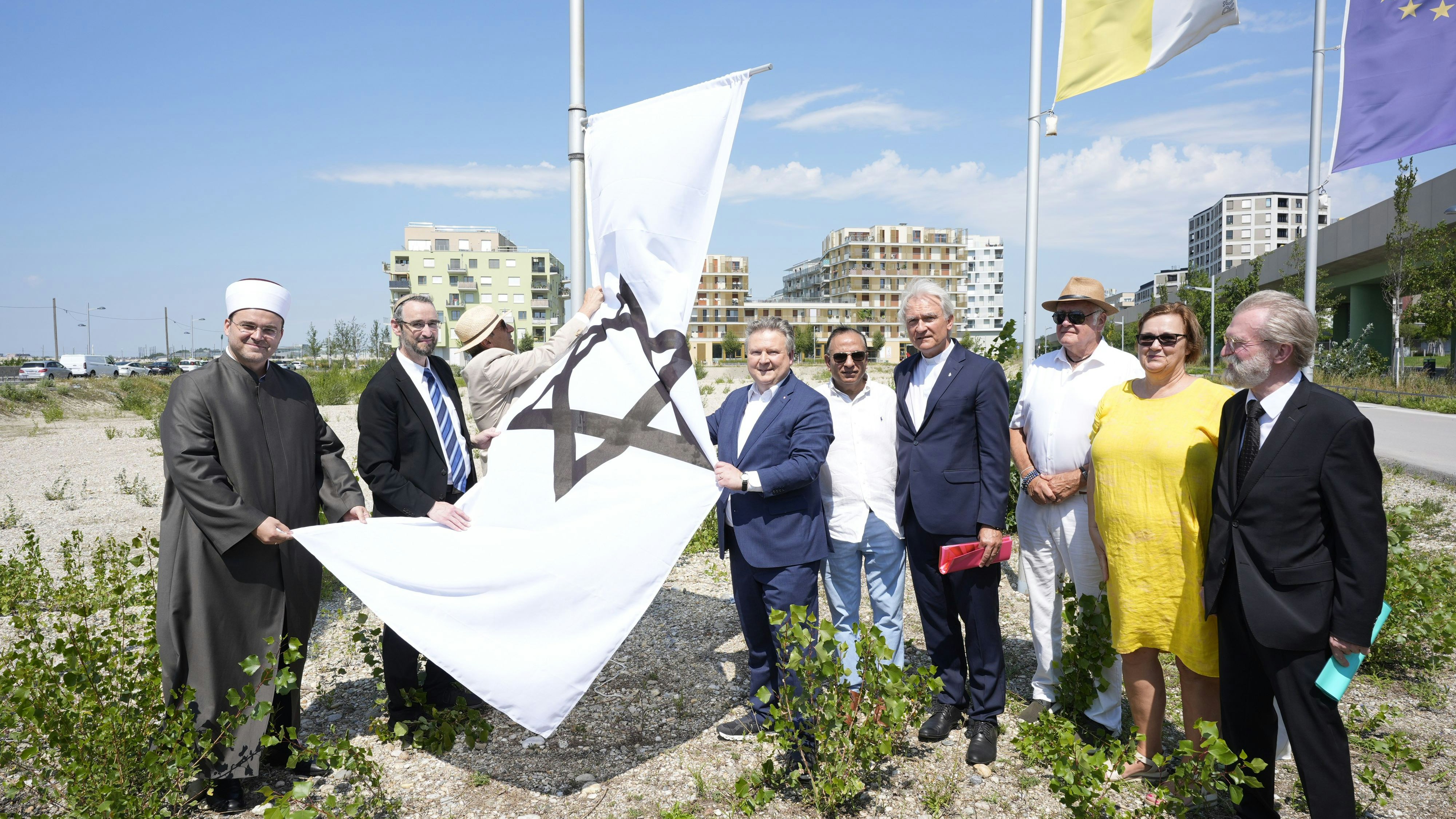 Heute.at - Nach Vandalismus – Bürgermeister hisst jüdische Fahne