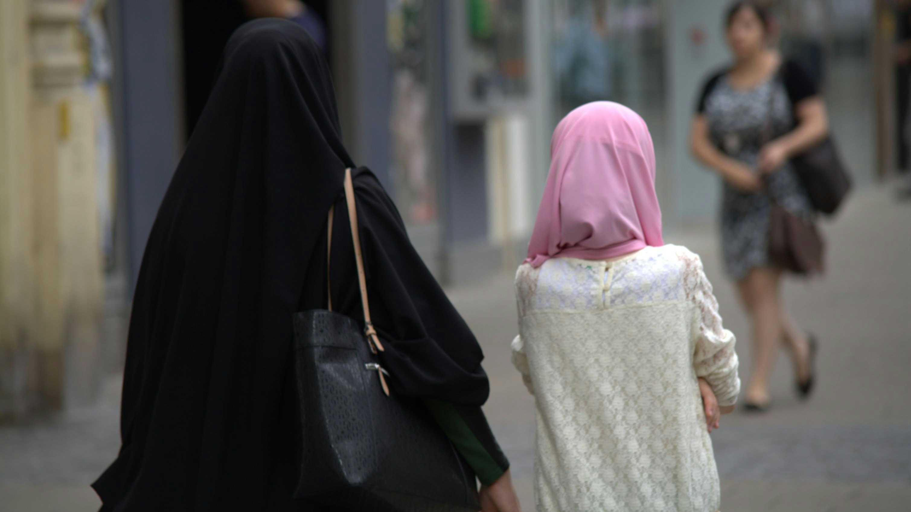 Heute.at - Mädchen schützen: Neuer Kopftuch-Knaller kommt fix