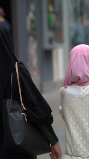 Sozialhilfe-Kürzung in Wien: Eine syrische Familie steht durch Sparmaßnahmen vor Existenzsorgen. Die Debatte um Sozialpolitik spitzt sich zu.