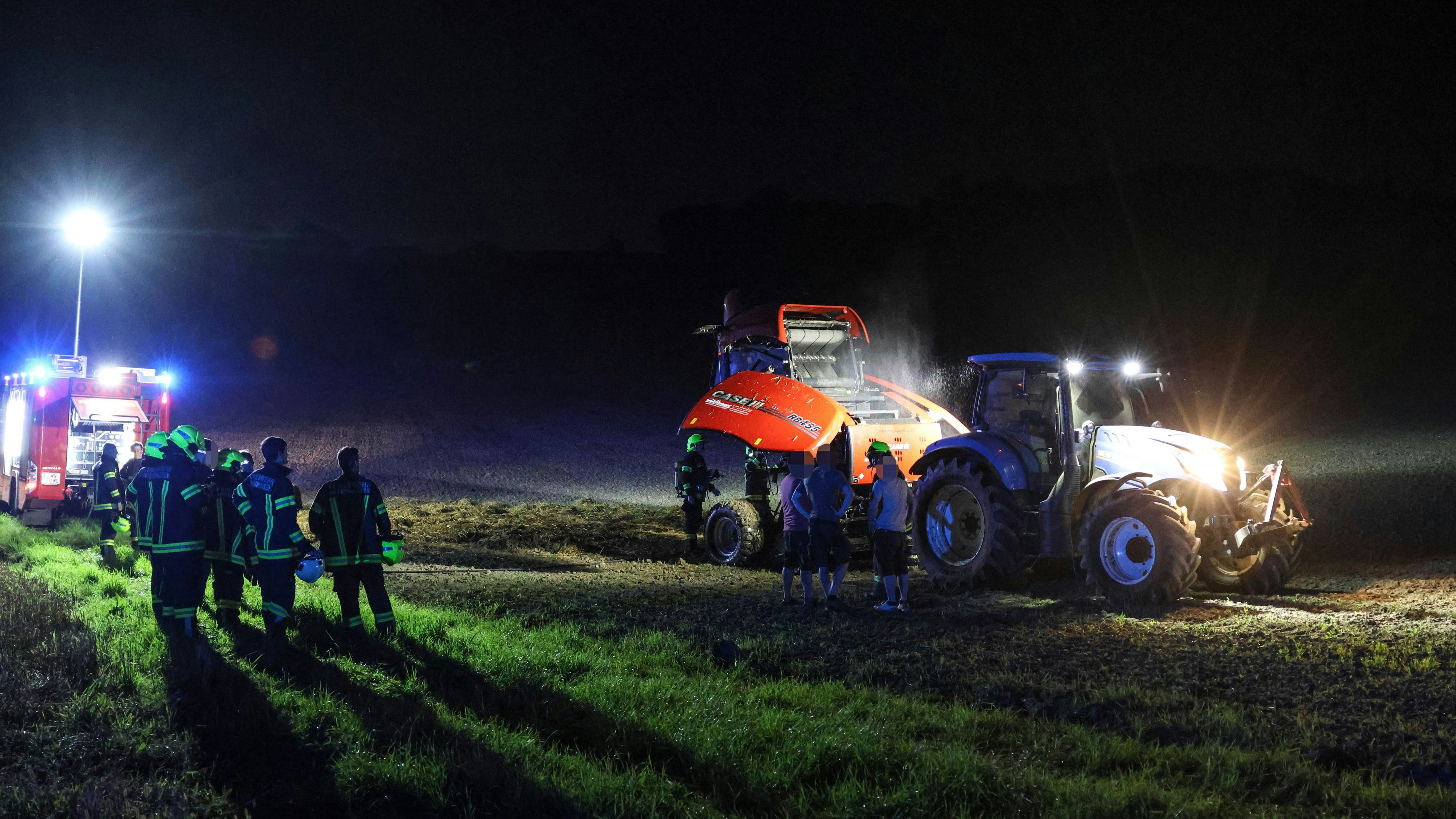 Heute.at - Feuerwehr rückt mitten in der Nacht zu Einsatz aus