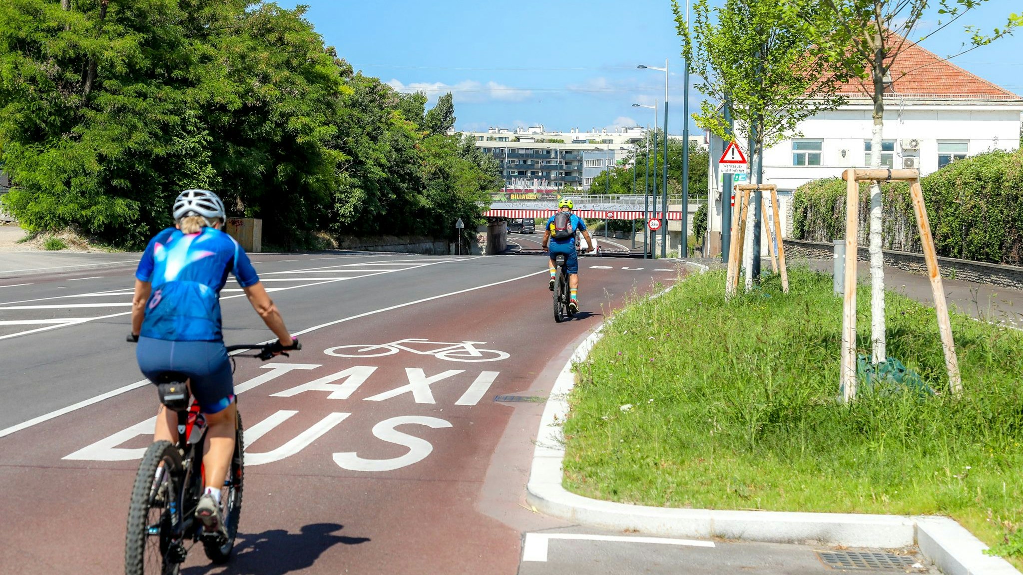 Heute.at - Auf roter Spur – 1,5 km Radweg befreit Radler von Autos