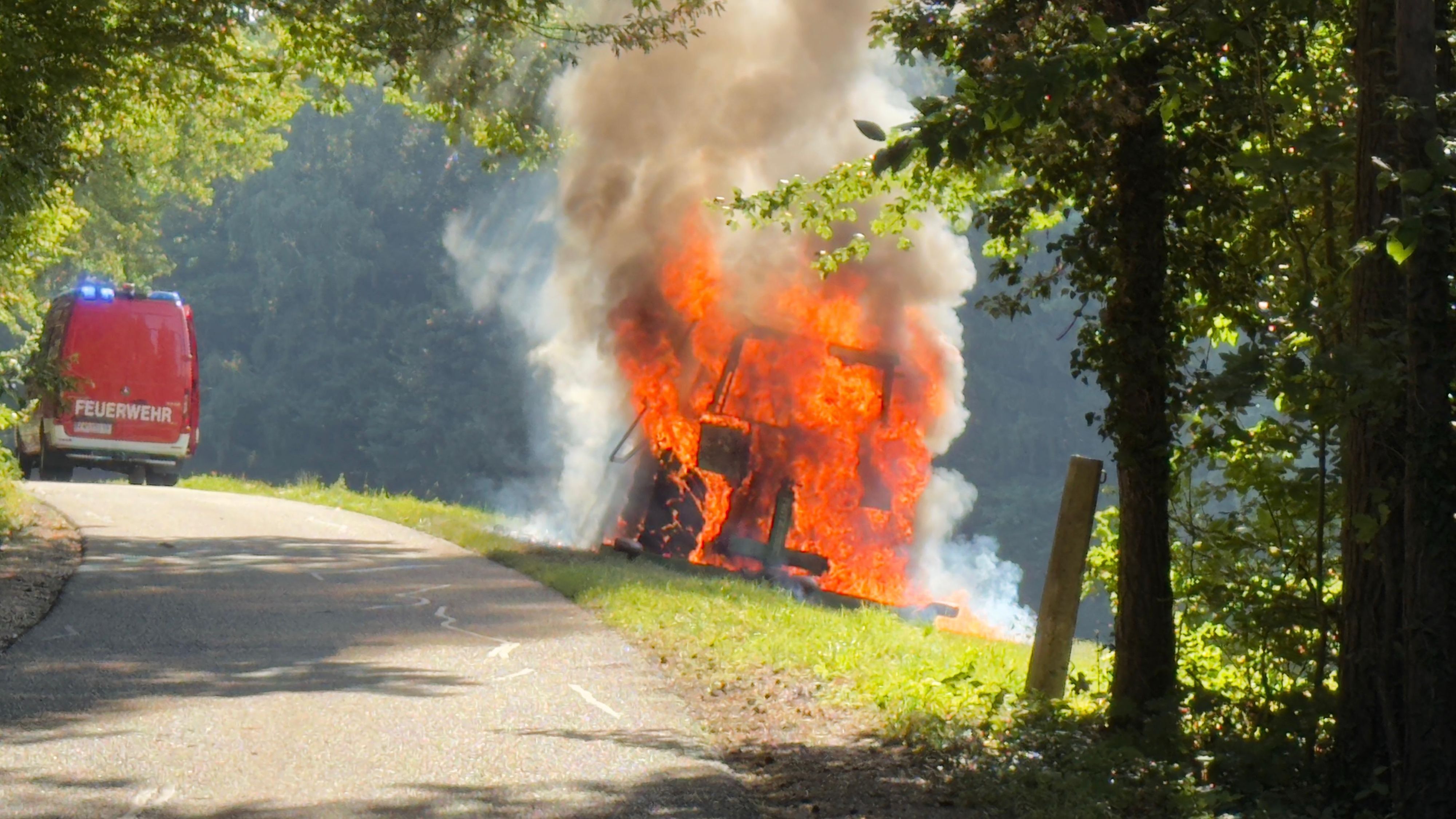 Flammen beißen sich durch das Metall.