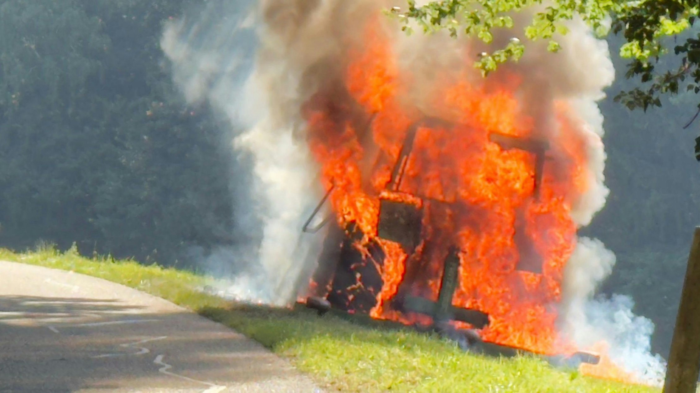 Flammen beißen sich durch das Metall.