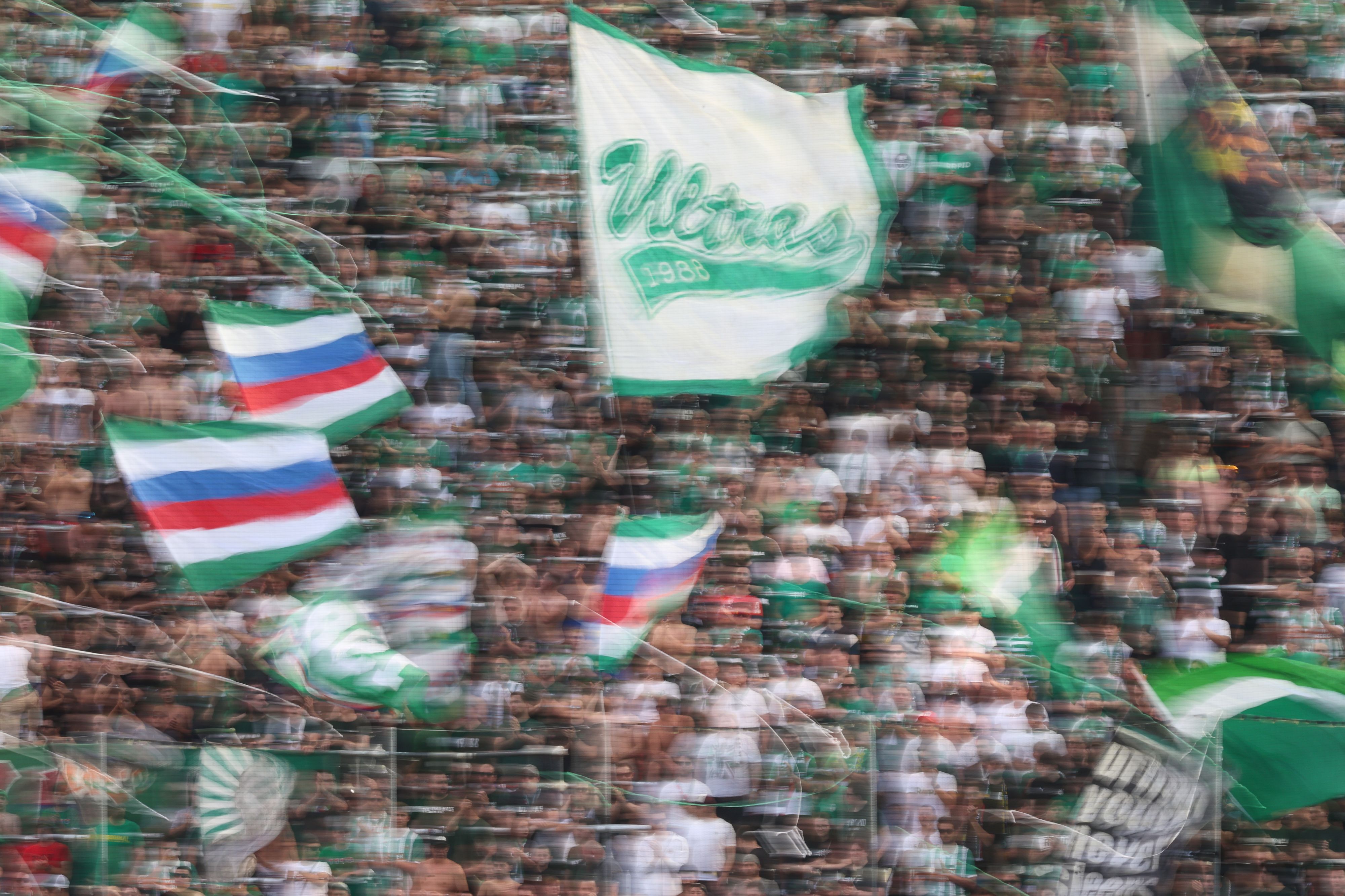 Polizei-Einsatz wegen eines mutmaßlichen Gewalttäters unter den Rapid-Fans.