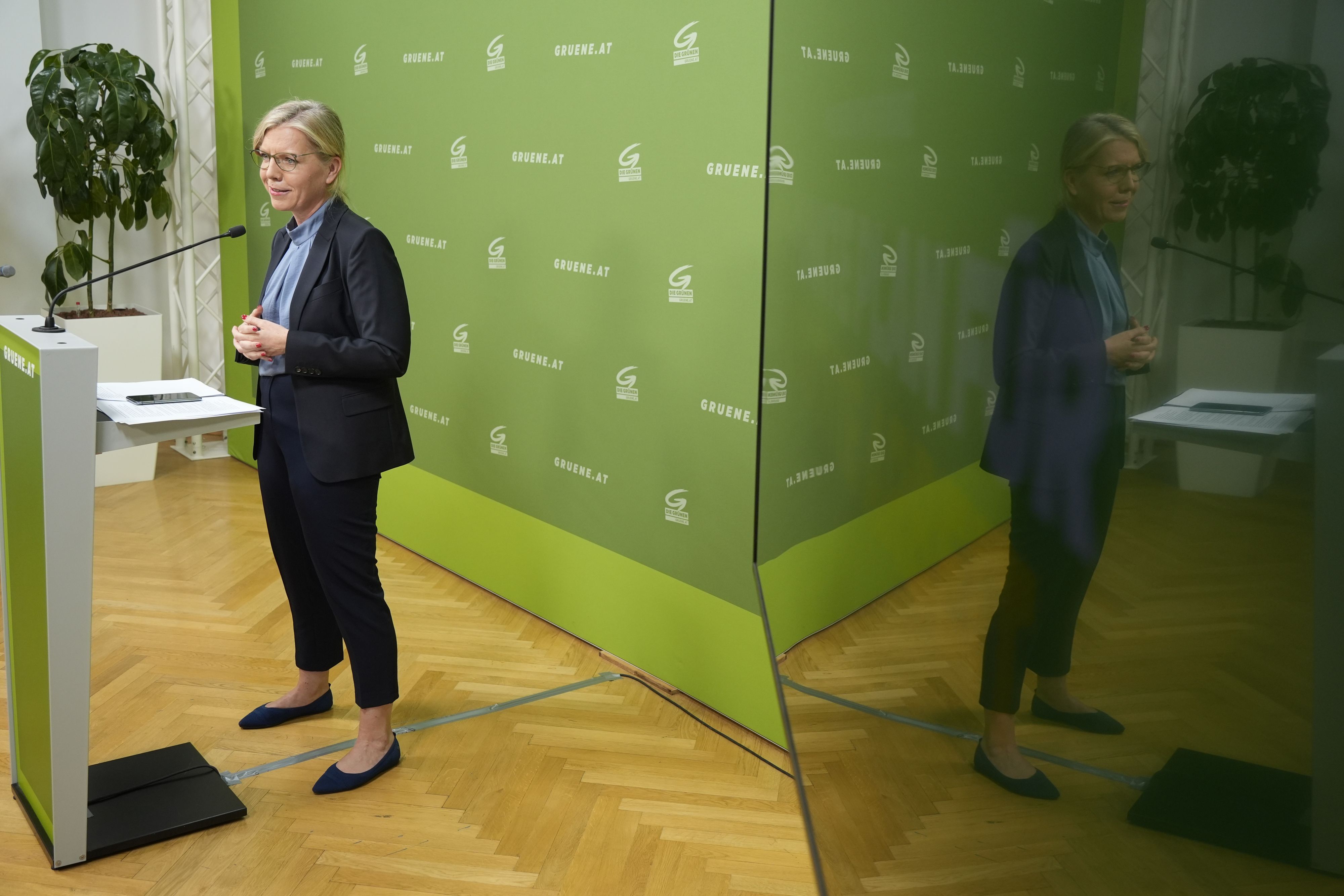 Befreit sich die neue Grünen-Chefin Leonore Gewessler im ORF-Sommergespräch vom Schatten Werner Kogler?