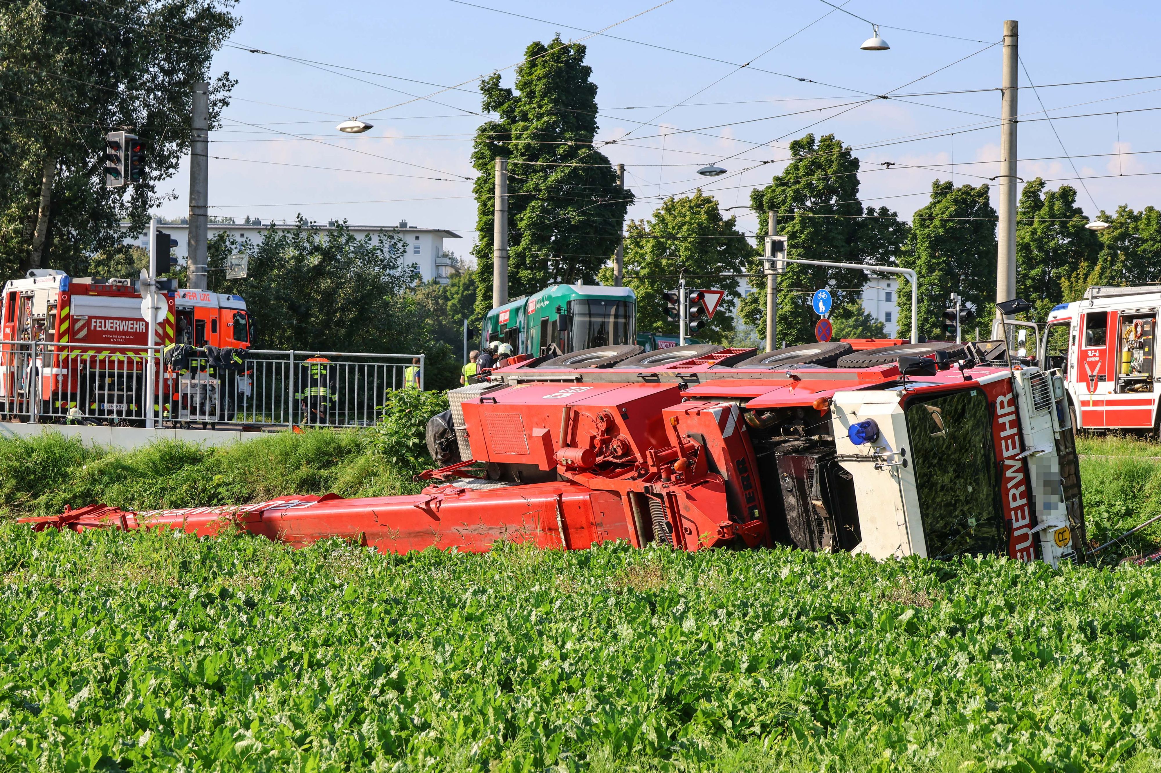 Dramatische Szenen im Linzer Süden: Zuerst entgleiste eine Straßenbahn, dann stürzte ein Kranfahrzeug um.