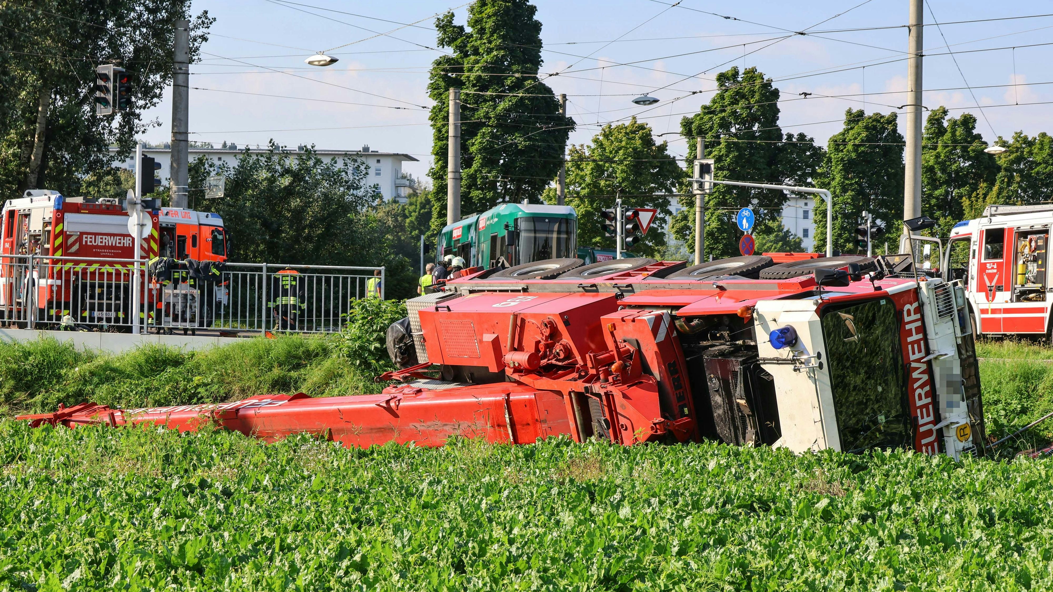 Heute.at - Bim und Auto krachen zusammen – dann stürzt Kran um