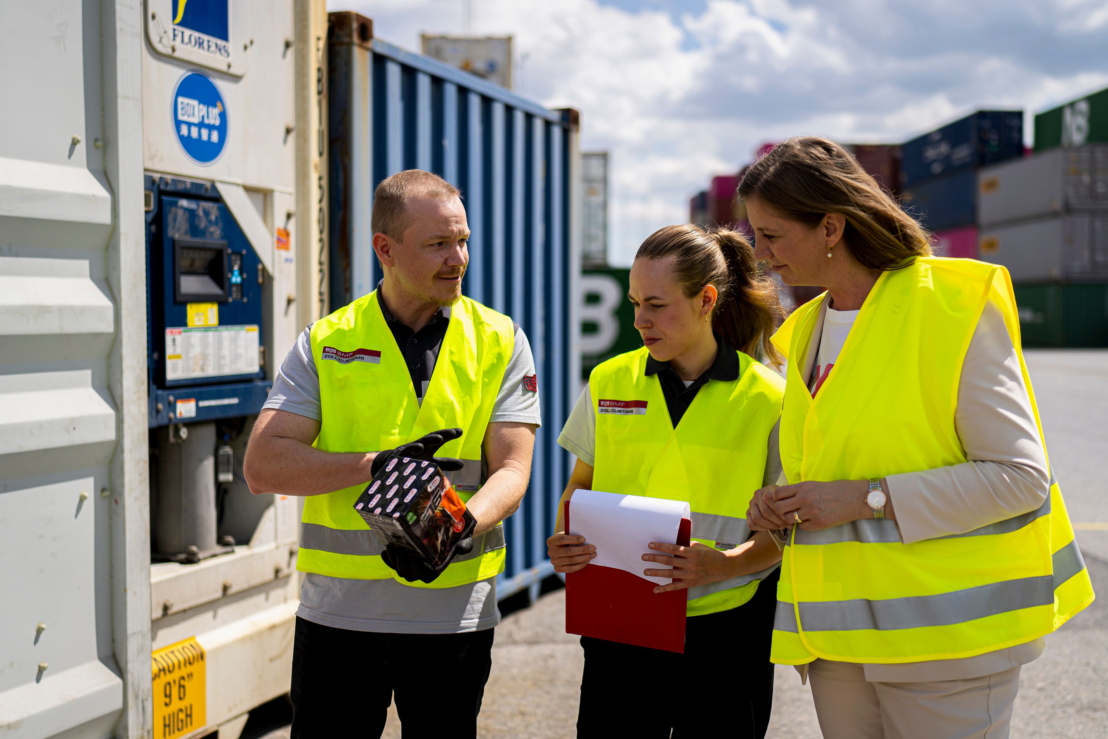 Staatssekretärin Barbara Eibinger-Miedl mit Zollbeamten.