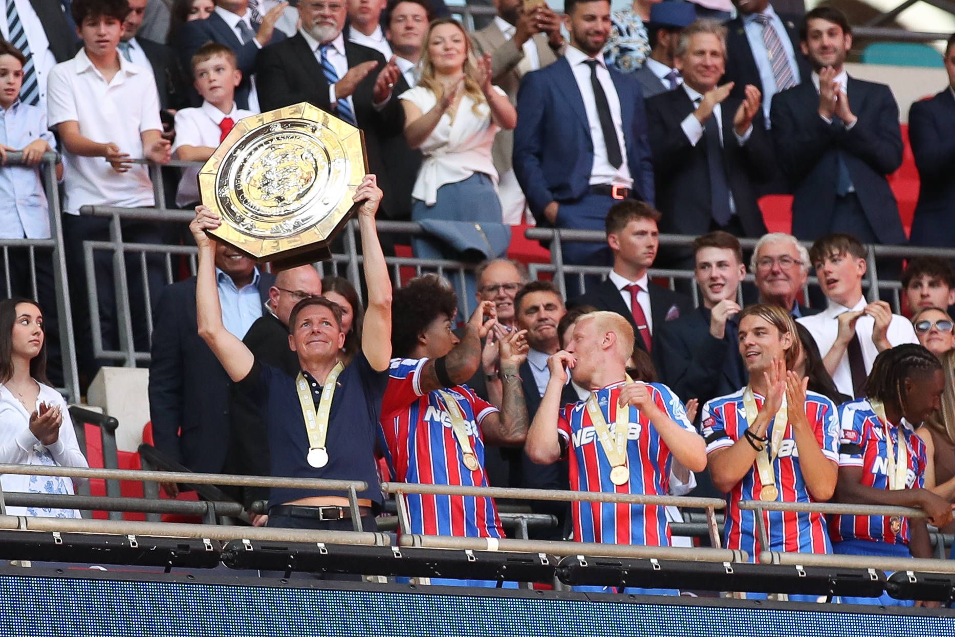 Glasner stemmt die Trophäe im Wembley.
