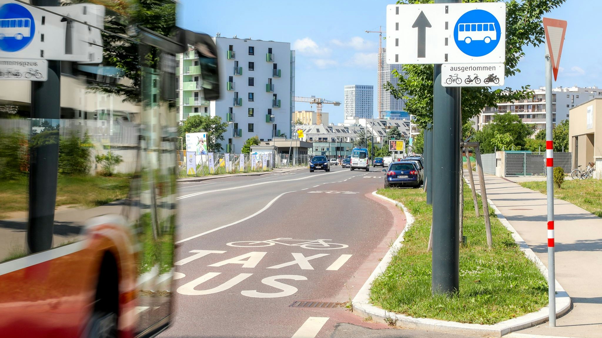 Radler teilen sich hier die Spur mit Bussen und Taxis.