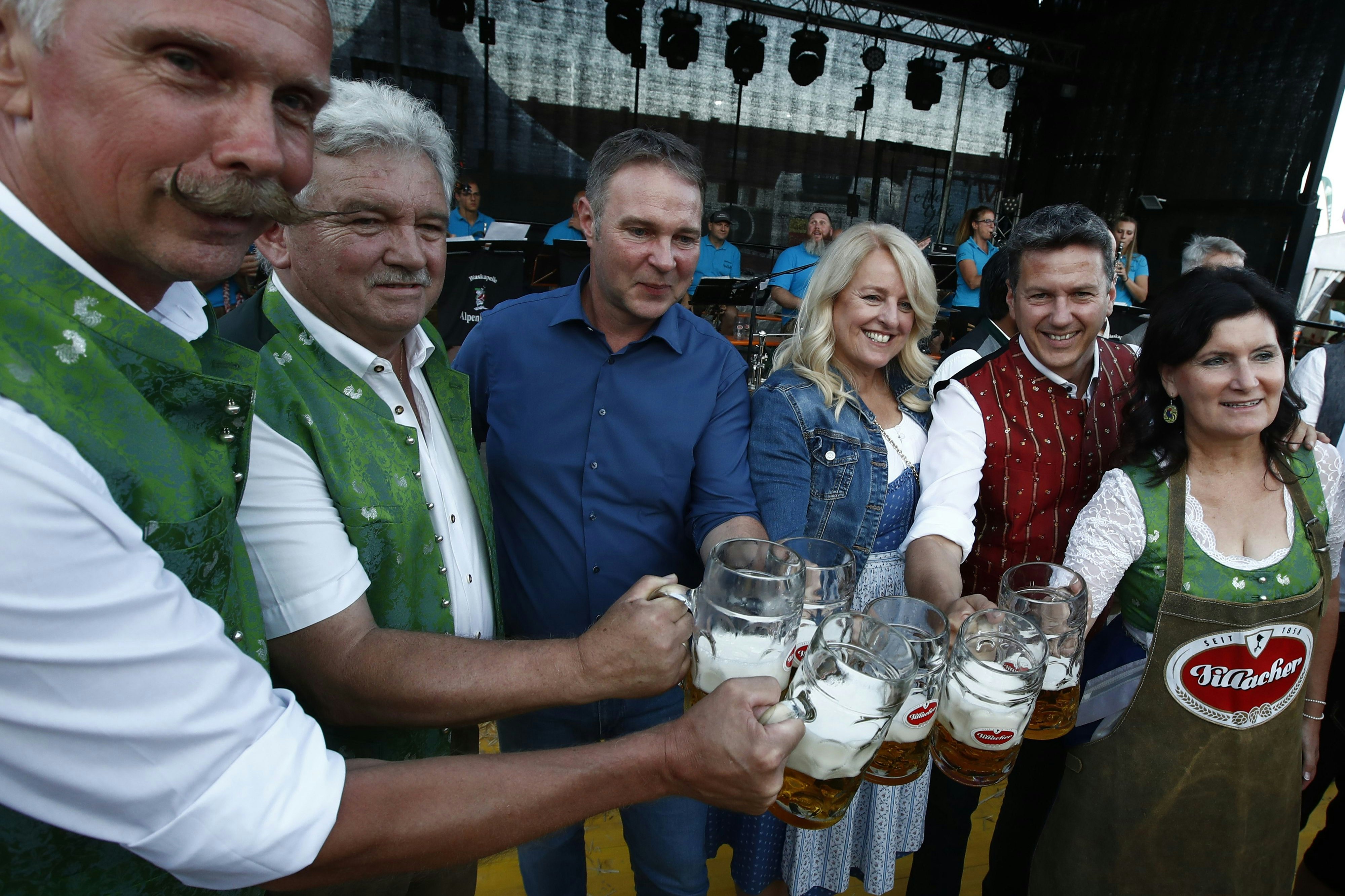 Schaumparty: Kärntens künftiger SPÖ-Landeschef Daniel Fellner (re.) mit Vizekanzler Andreas Babler 2023 beim Geflügelfest "Gackern" im Lavanttal in Kärnten