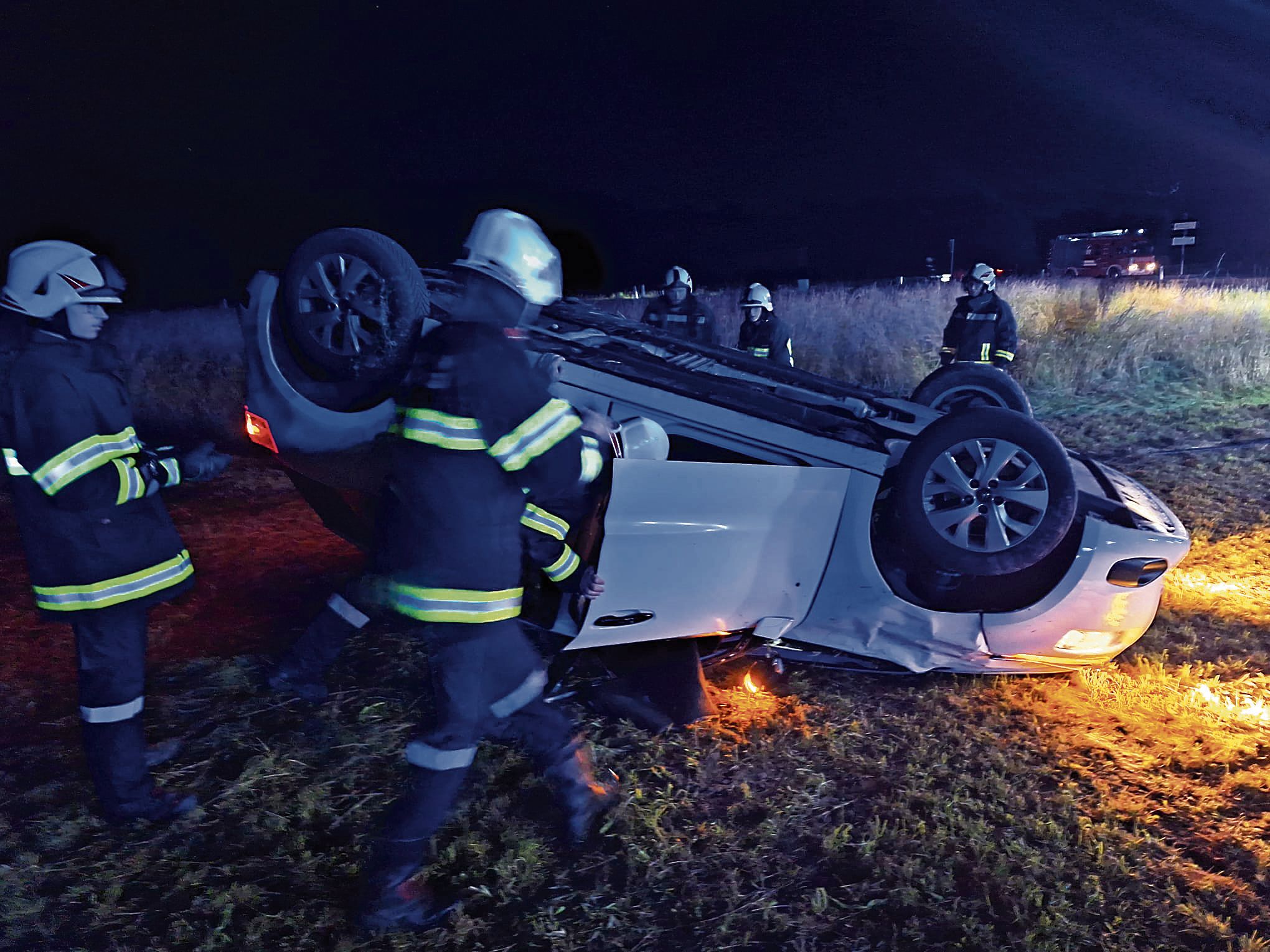 Ein Auto mit fünf Personen landete nachts auf dem Dach.