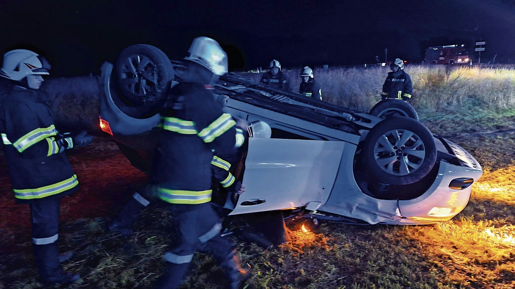Ein Auto mit fünf Personen landete nachts auf dem Dach.