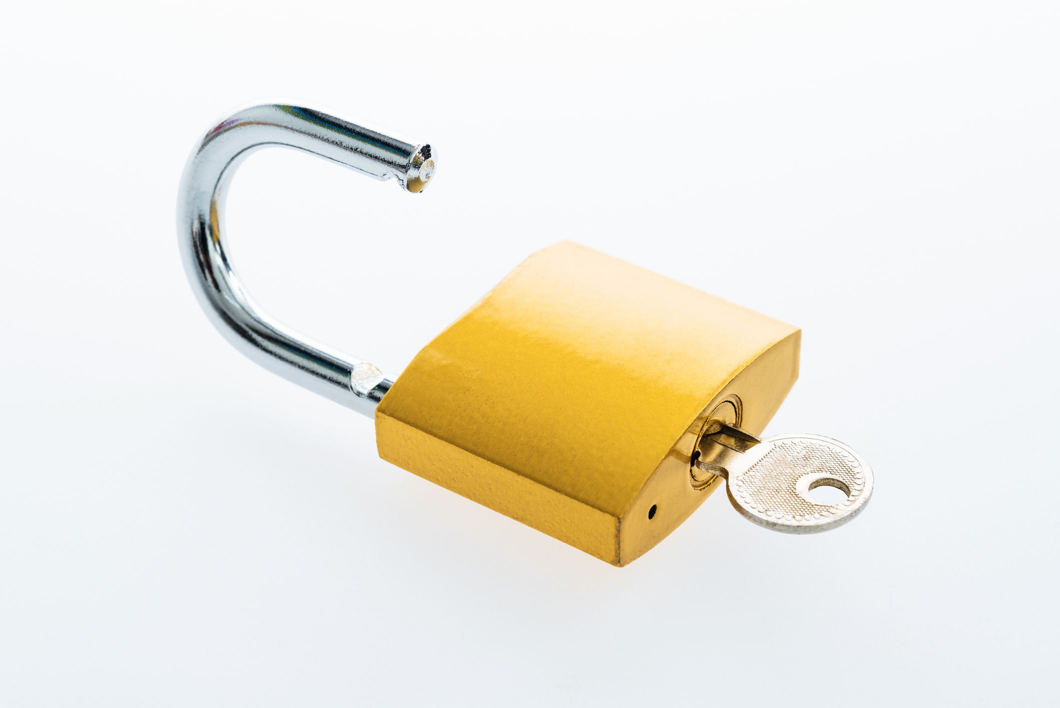 Ist dir das Mini-Loch an der Unterseite von Vorhängeschlössern schon mal aufgefallen? Es dient als Rostschutz und hilft dir, das Schloss von innen zu ölen.