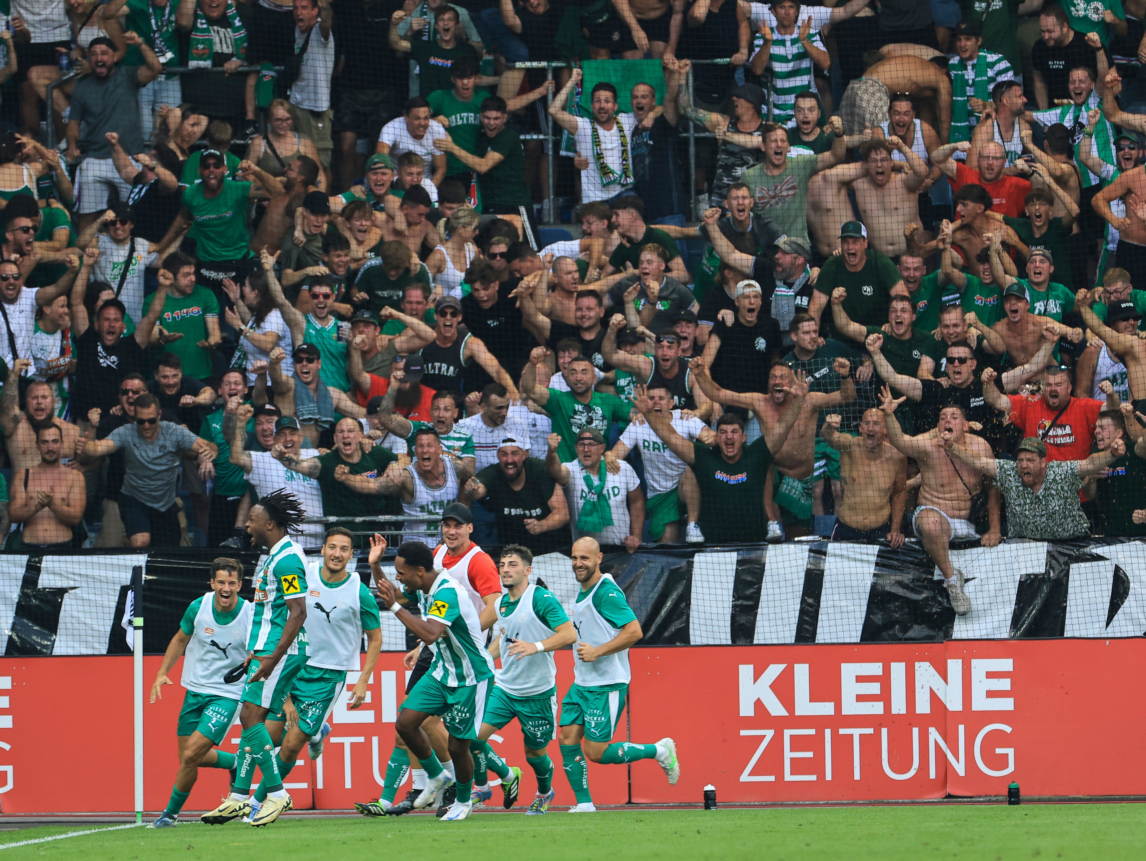 Mbuyi jubelt über das 2:1-Goldtor vor dem Rapid-Block.