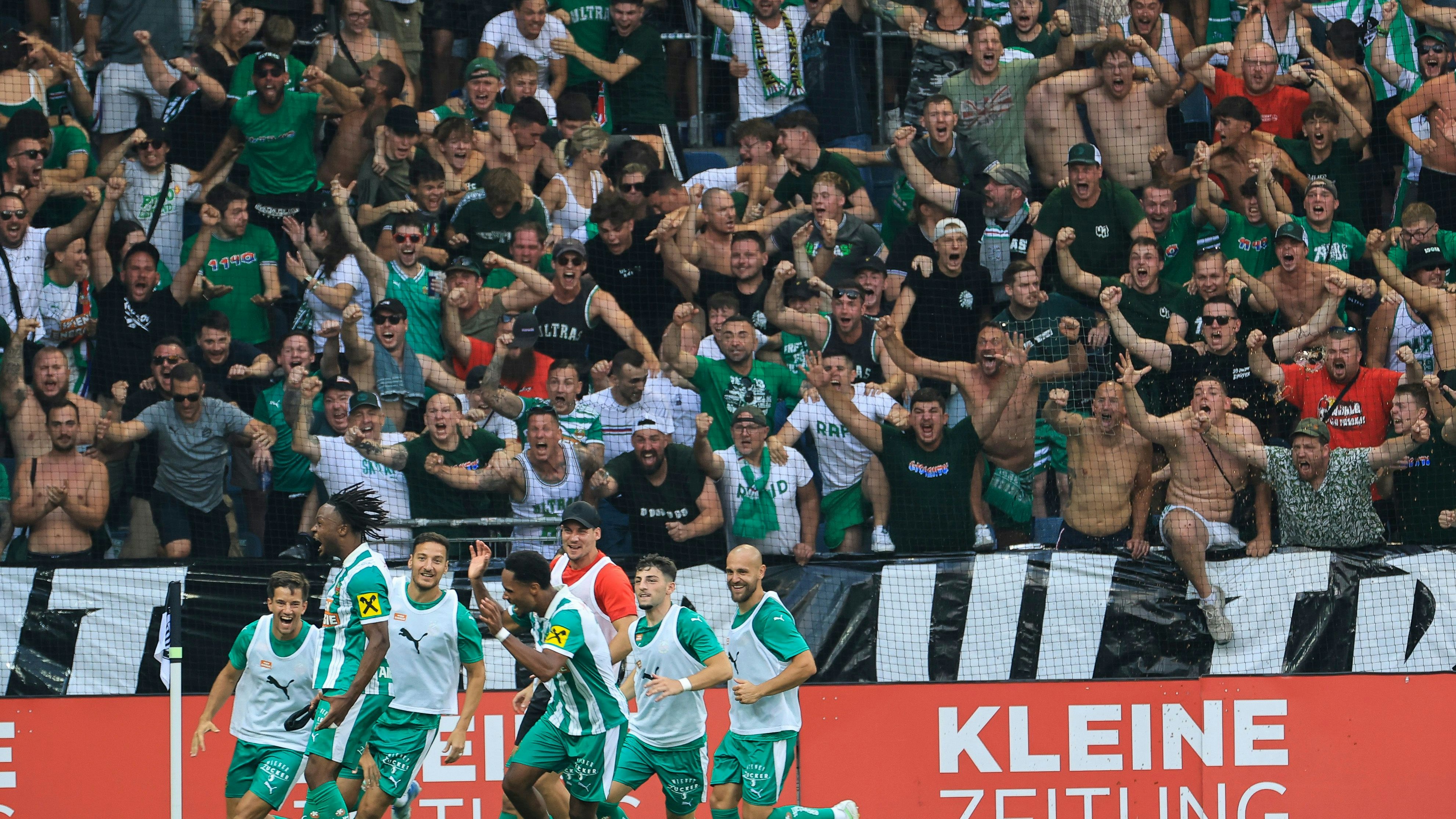 GRAZ,AUSTRIA,10.AUG.25 - SOCCER - ADMIRAL Bundesliga, SK Sturm Graz vs SK Rapid Wien. Image shows the rejoicing of Rapid. Photo: GEPA pictures/ Wolfgang Grebien