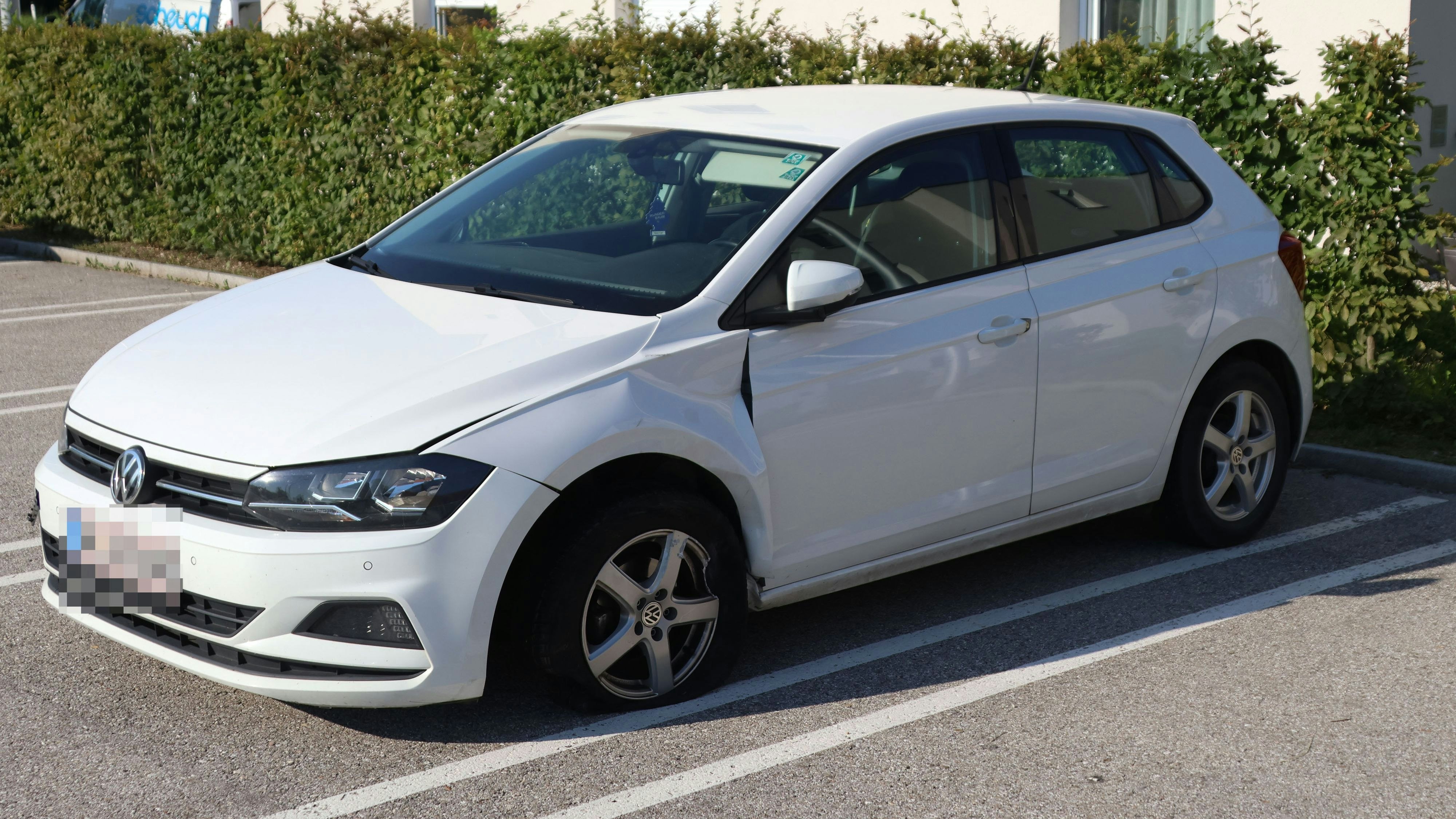 Heute.at - Betrunkener VW-Lenker kollidiert mit Kreisverkehr