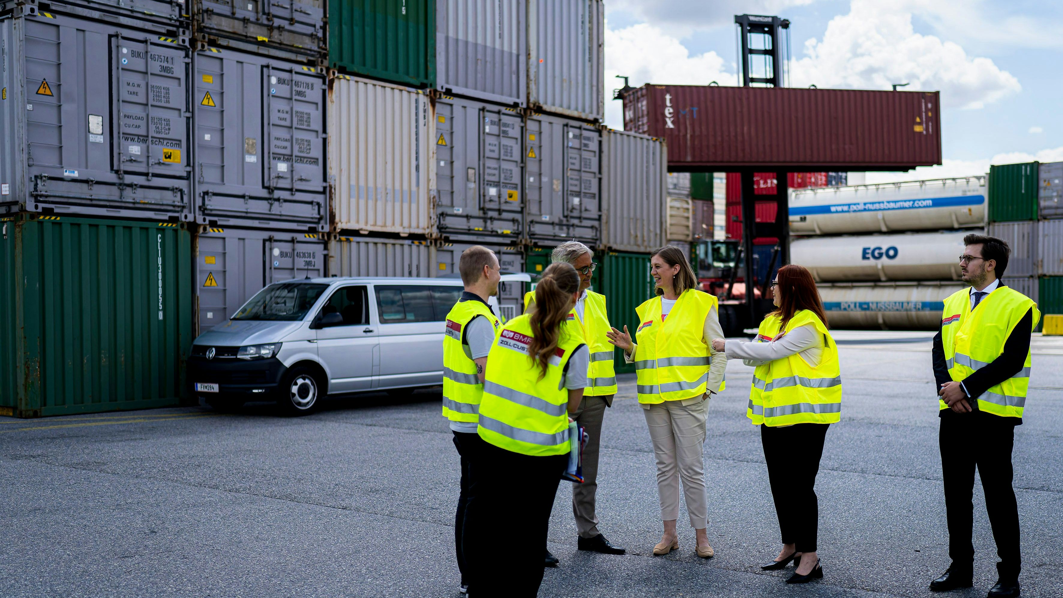 Container werden kontrolliert: Staatssekretärin Barbara Eibinger-Miedl war mit dabei.