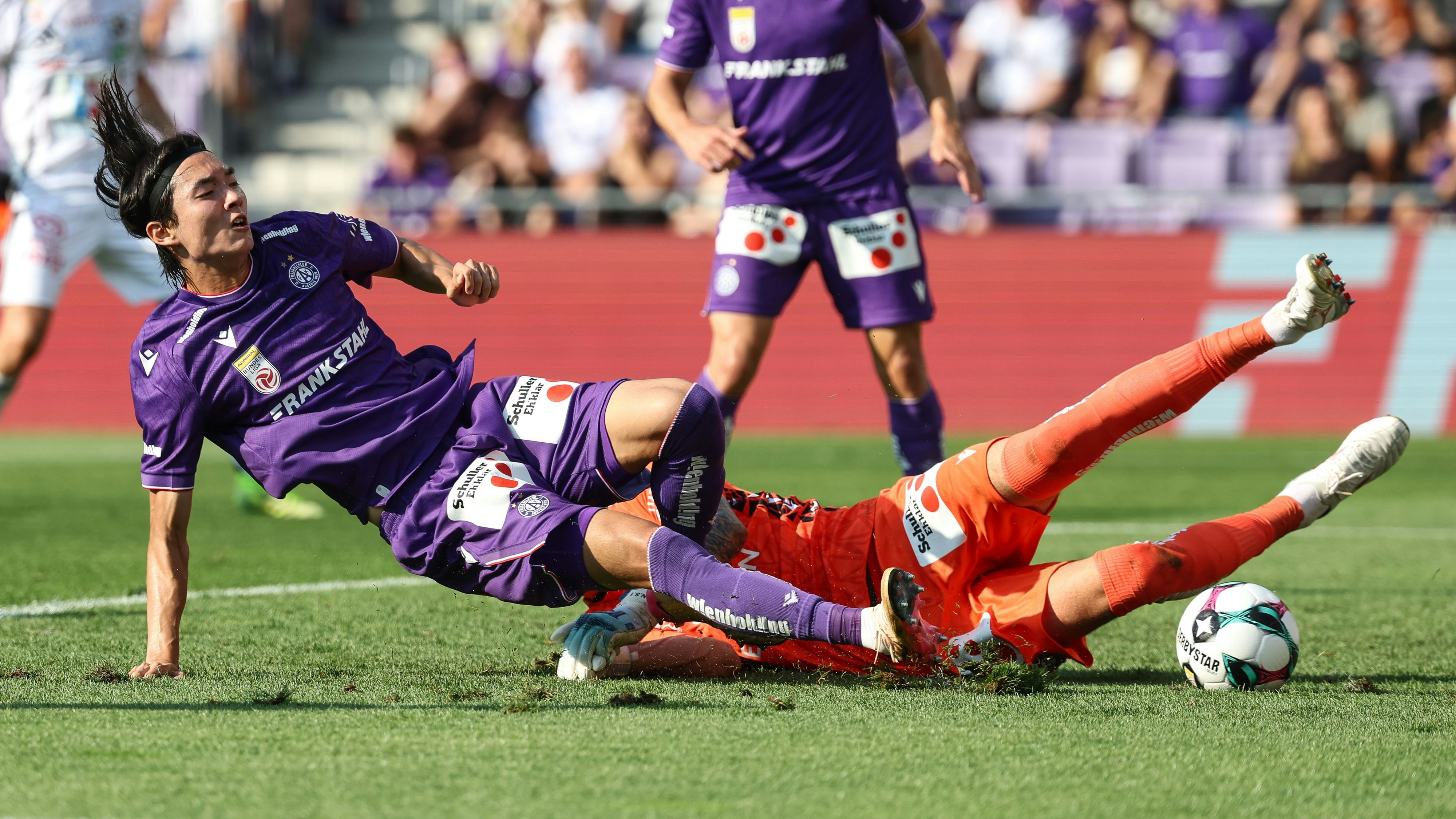 VIENNA,AUSTRIA,10.AUG.25 - SOCCER - ADMIRAL Bundesliga, FK Austria Wien vs Wolfsberger AC. Image shows Kang Hee Lee and Samuel Sahin-Radlinger (A.Wien). Keywords: goal. Photo: GEPA pictures/ Armin Rauthner