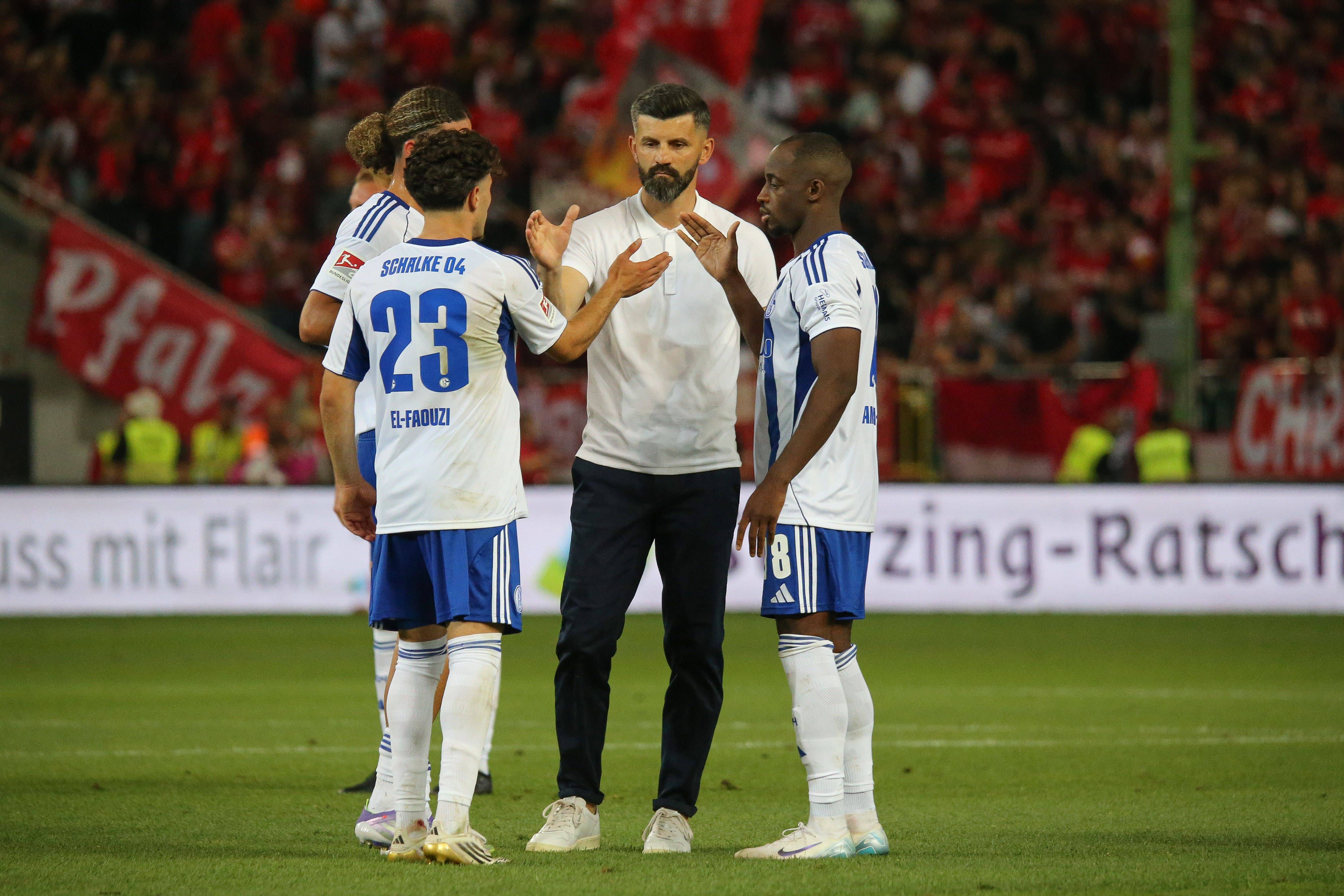 Miron Muslic im Kreis seiner Schützlinge.