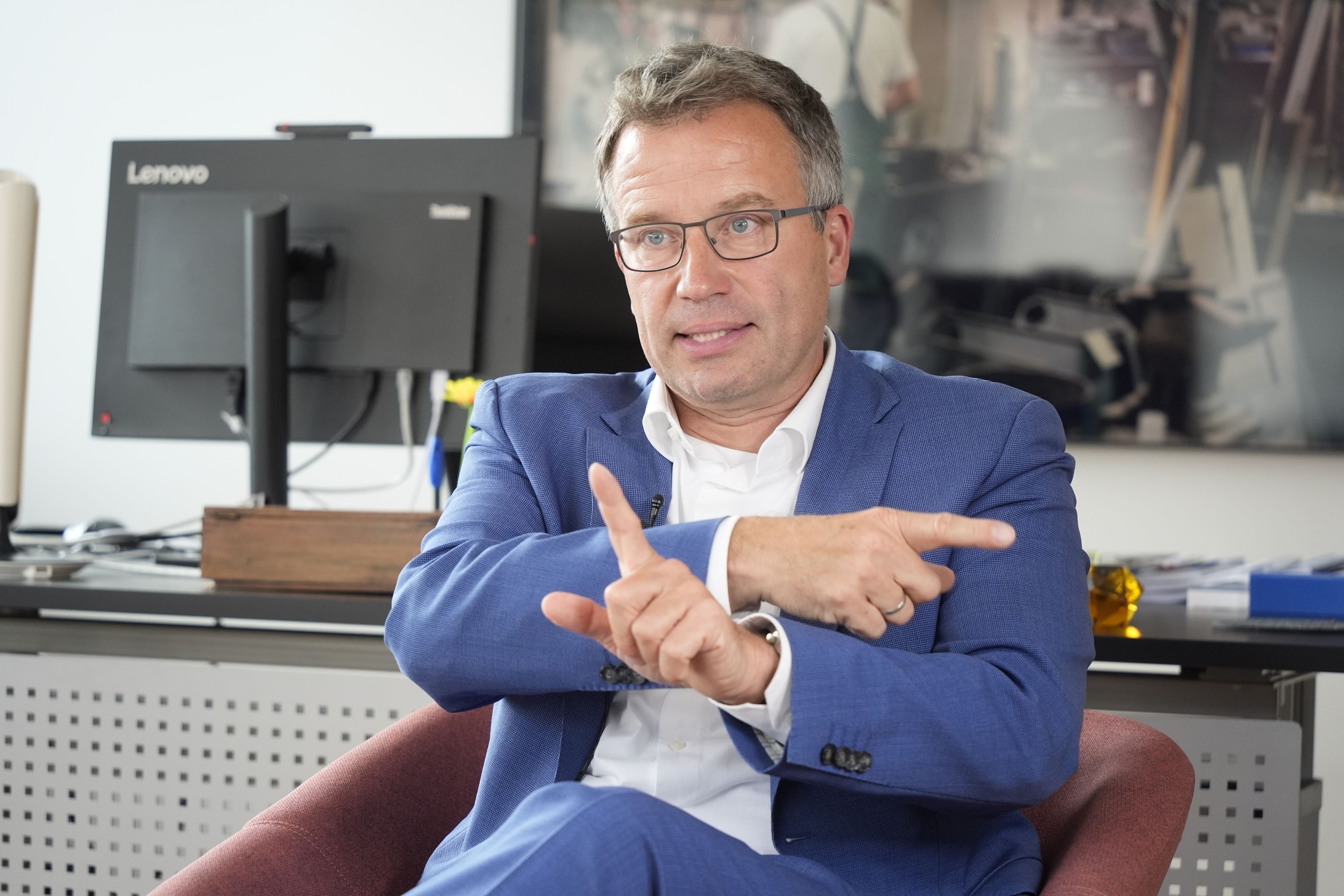 Österreich in einem Bild erklärt: AMS-Chef Johannes Kopf in den Kopfnüssen