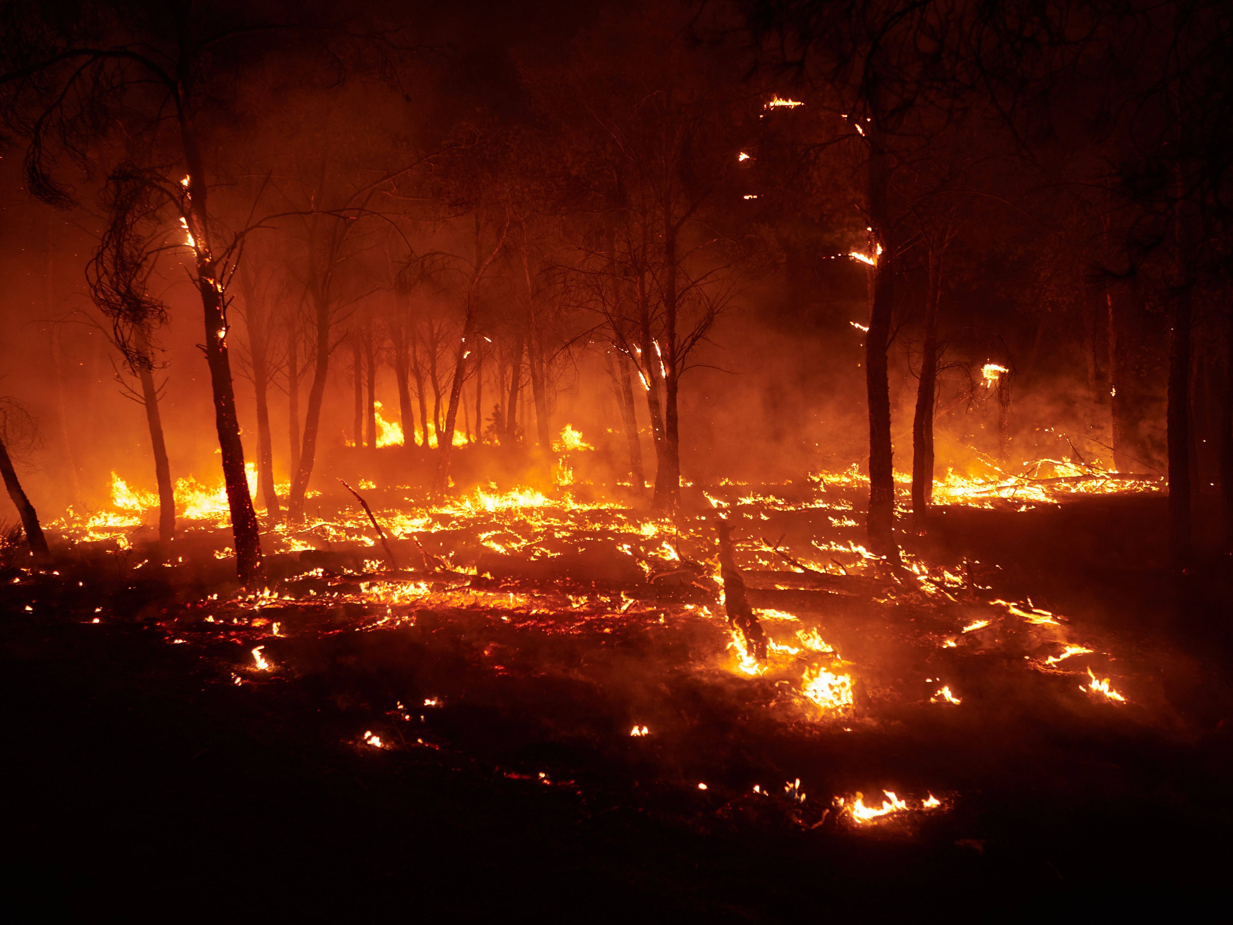 Touristen werden vor schweren Bränden gewarnt. Am Foto ein Feuer in Carcastillo (Spanien).