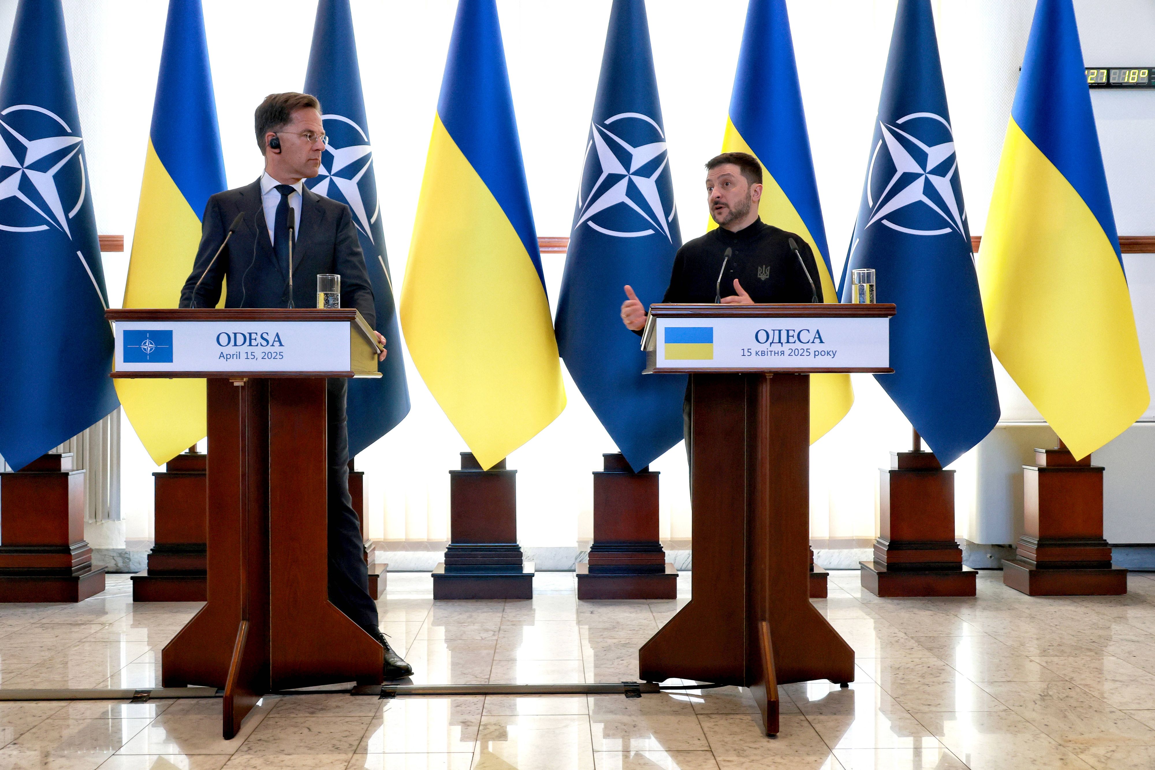 Nato-Generalsekretär Mark Rutte und der ukrainische Präsident Wolodymyr Selenskyj bei einer Pressekonferenz im April diesen Jahres. (Archivbild) 