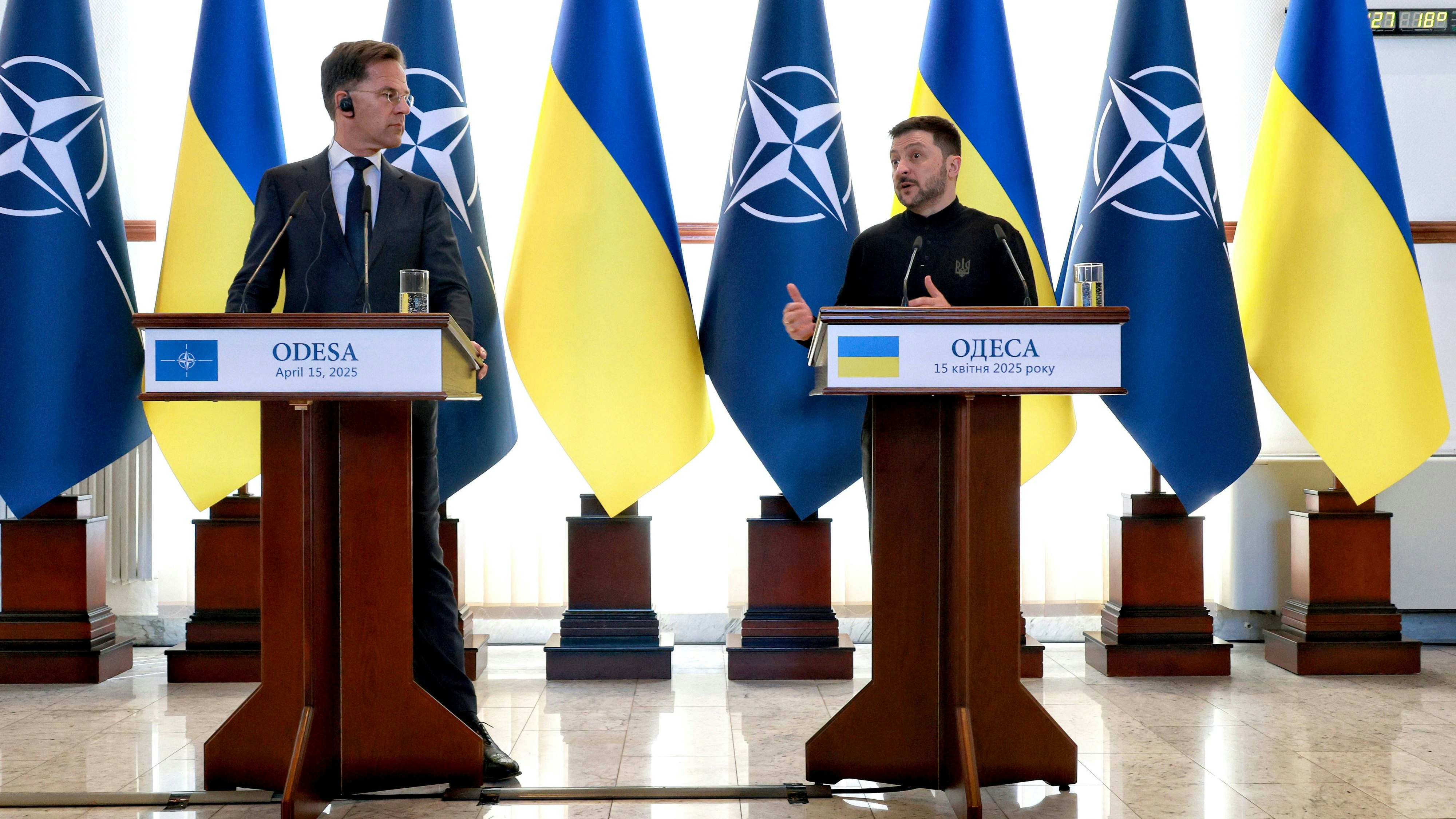 Nato-Generalsekretär Mark Rutte und der ukrainische Präsident Wolodymyr Selenskyj bei einer Pressekonferenz im April diesen Jahres. (Archivbild) 