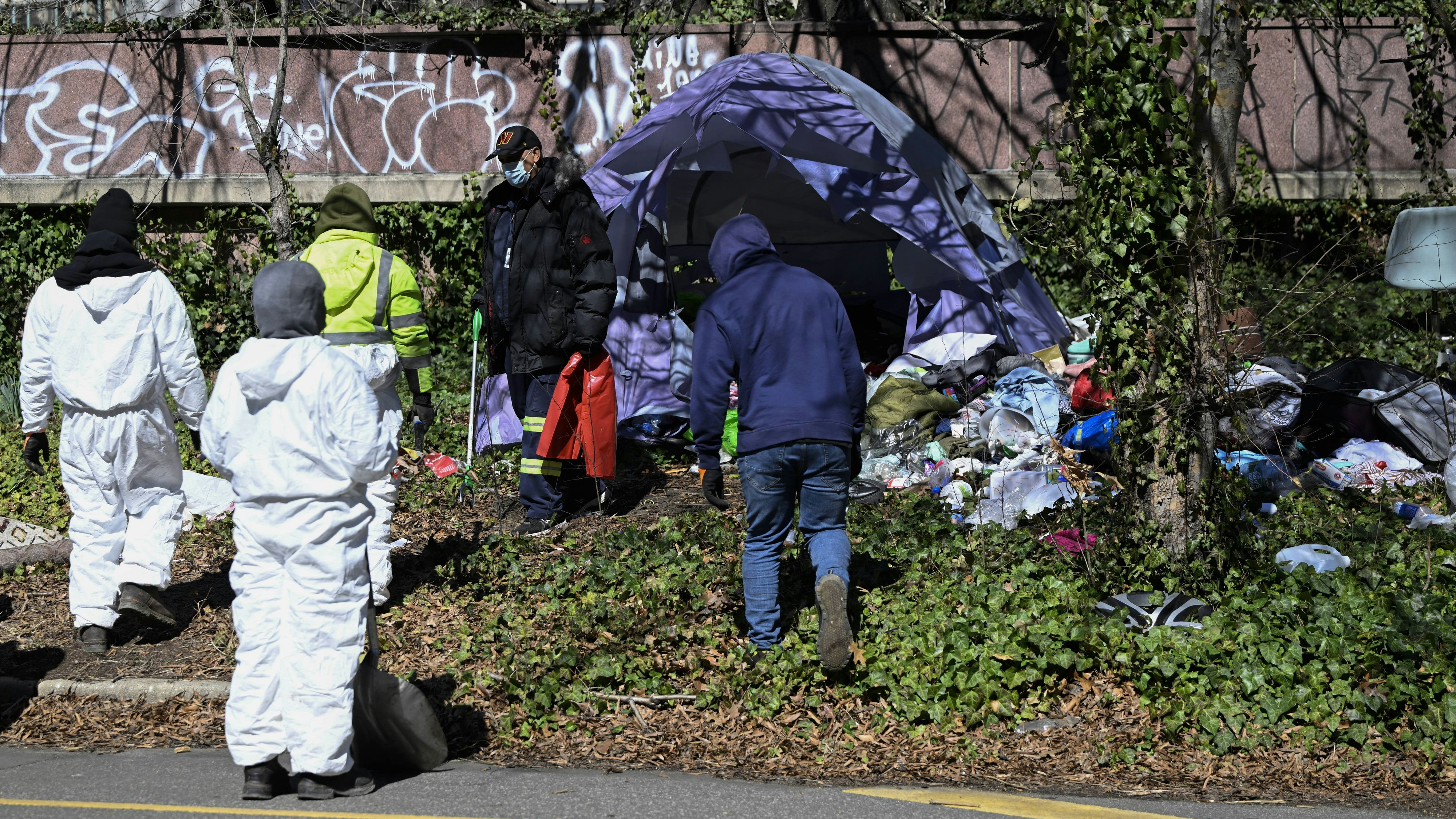 Homeless tents are being removed after Trump s warning in Washington DC WASHINGTON DC, UNITED STATES - MARCH 7: The tents where homeless people stay on the streets are being removed following US President Donald Trump urged Washington, DC Mayor Muriel Bowser on Wednesday to take action against homelessness in the city, particularly near government landmarks, in Washington, DC, United States on March 7, 2025. District of Columbia United States. Editorial use only. Please get in touch for any other usage. PUBLICATIONxNOTxINxTURxUSAxCANxUKxJPNxITAxFRAxAUSxESPxBELxKORxRSAxHKGxNZL Copyright: x2025xAnadoluxCelalxGüneÅüx